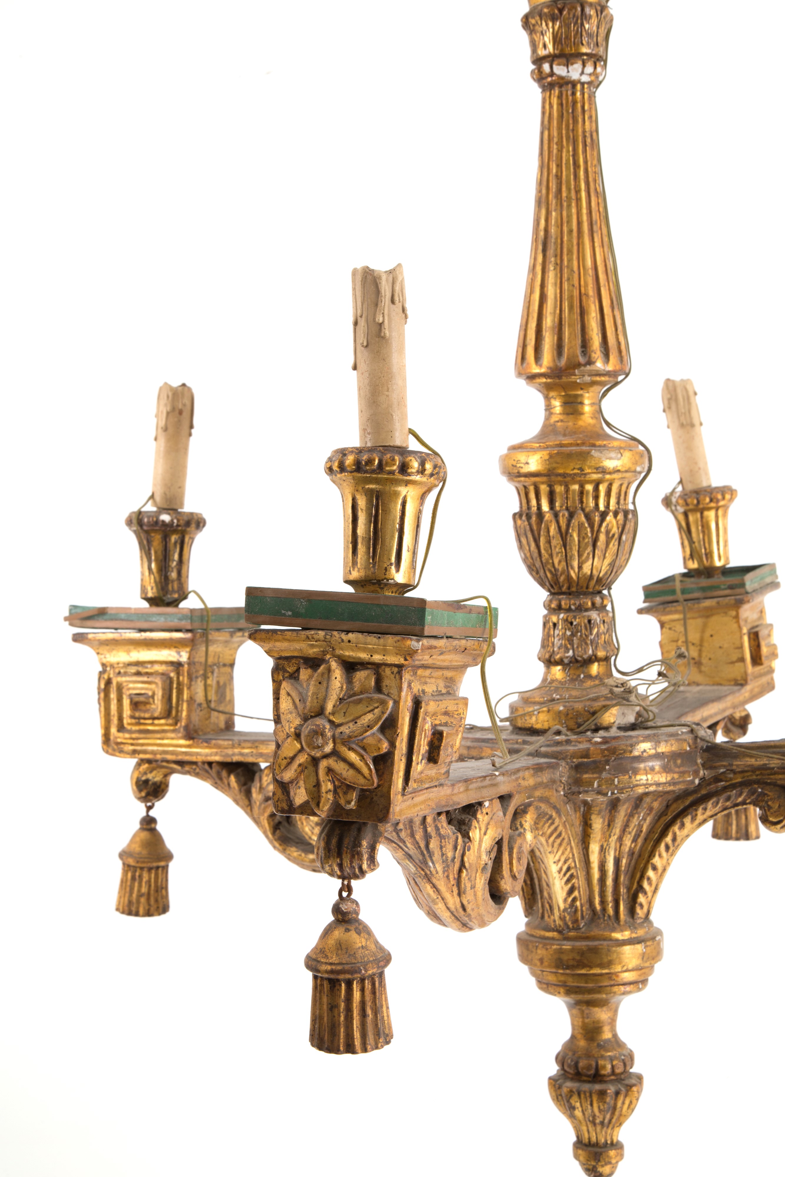 Lampadario in legno dorato