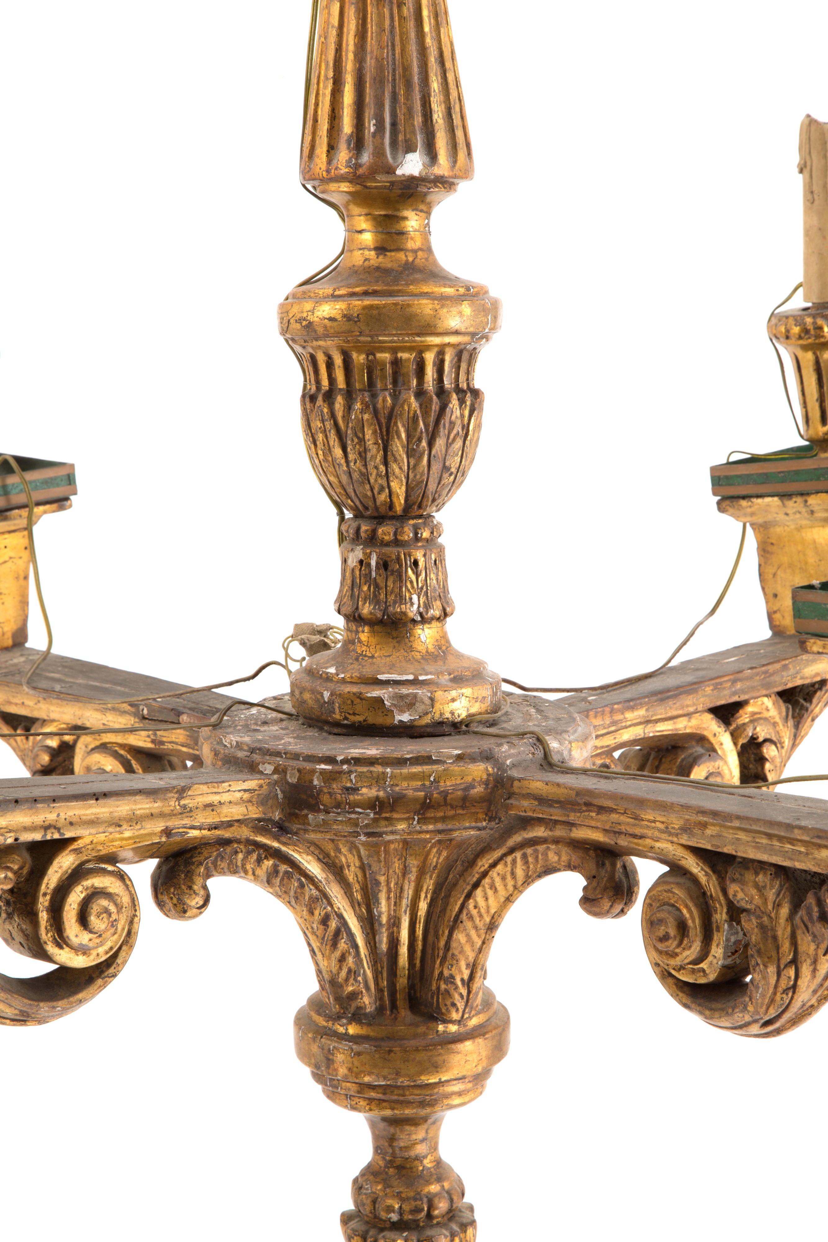 Lampadario in legno dorato