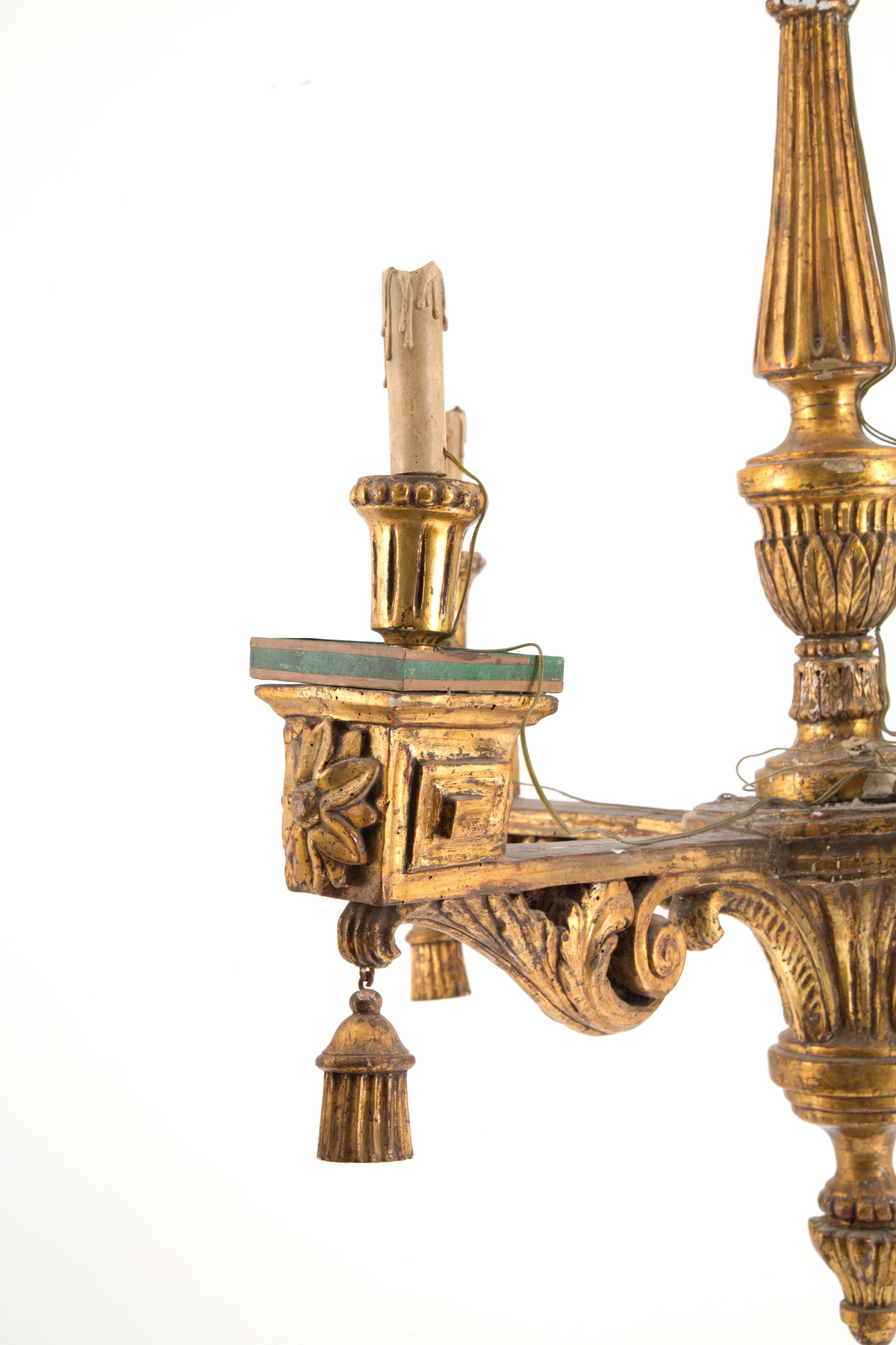 Lampadario in legno dorato