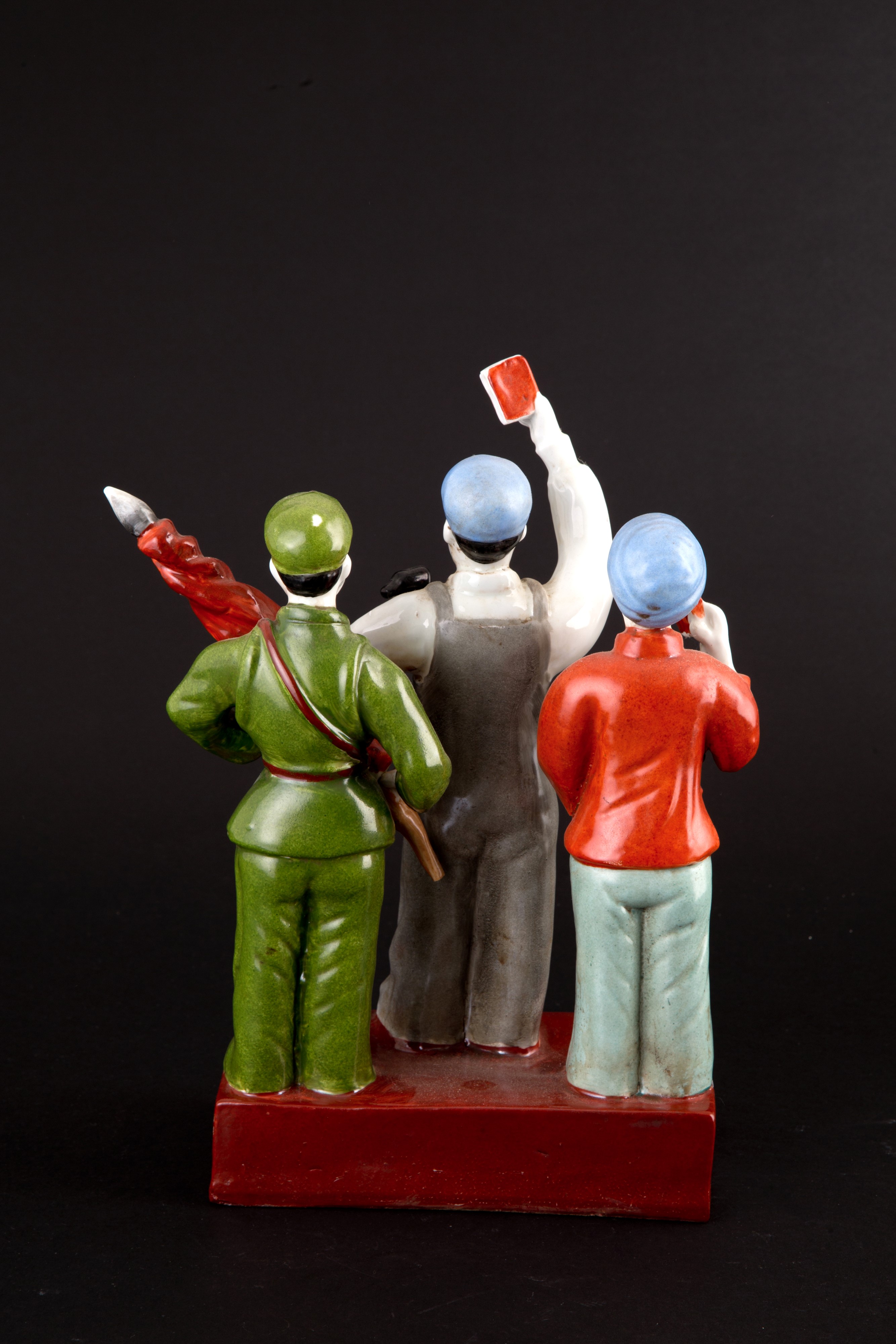 Gruppo in porcellana "OPERAIO, CONTADINA E GUARDIA ROSSA"
