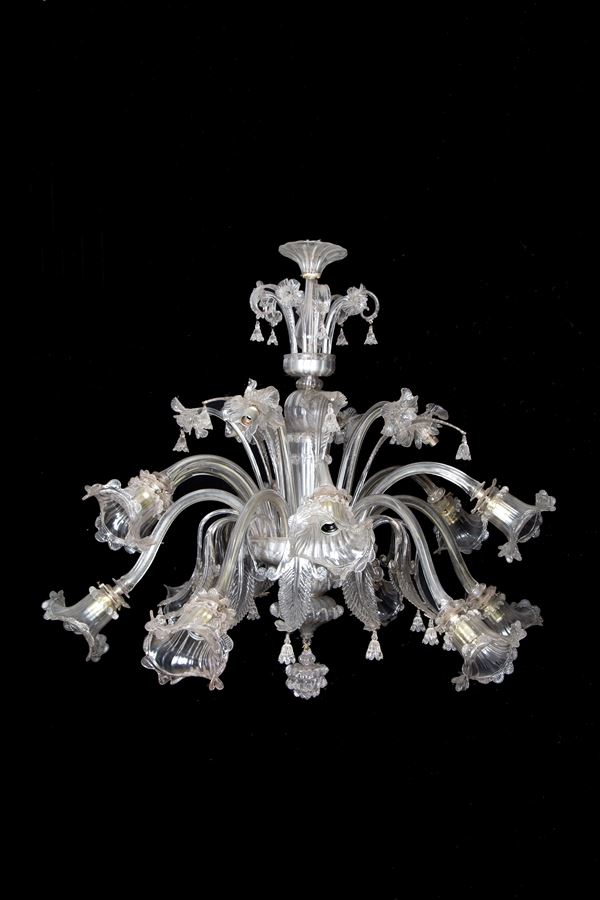 Lampadario in vetro con fiori e foglie
