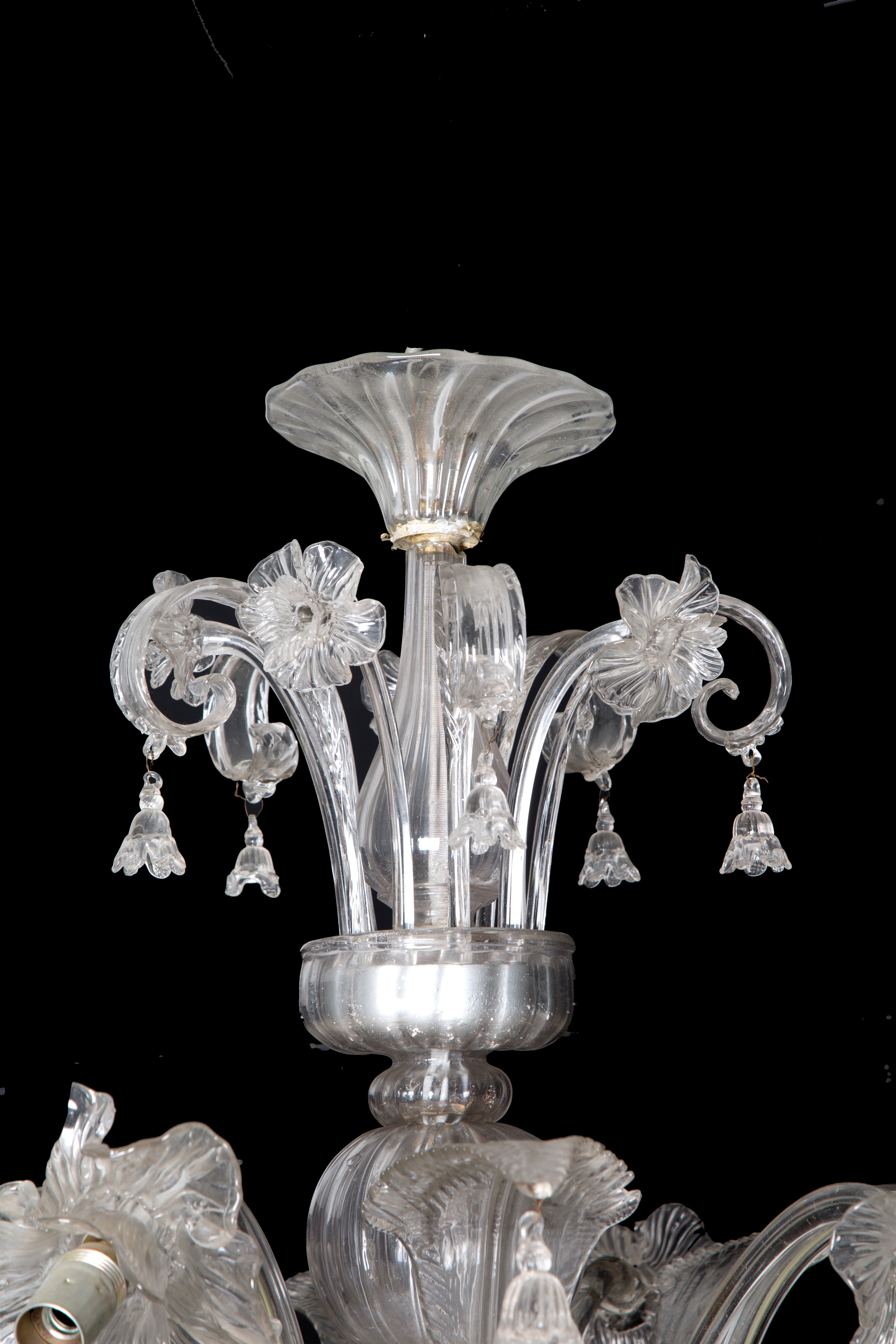 Lampadario in vetro con decorazioni floreali, XX secolo