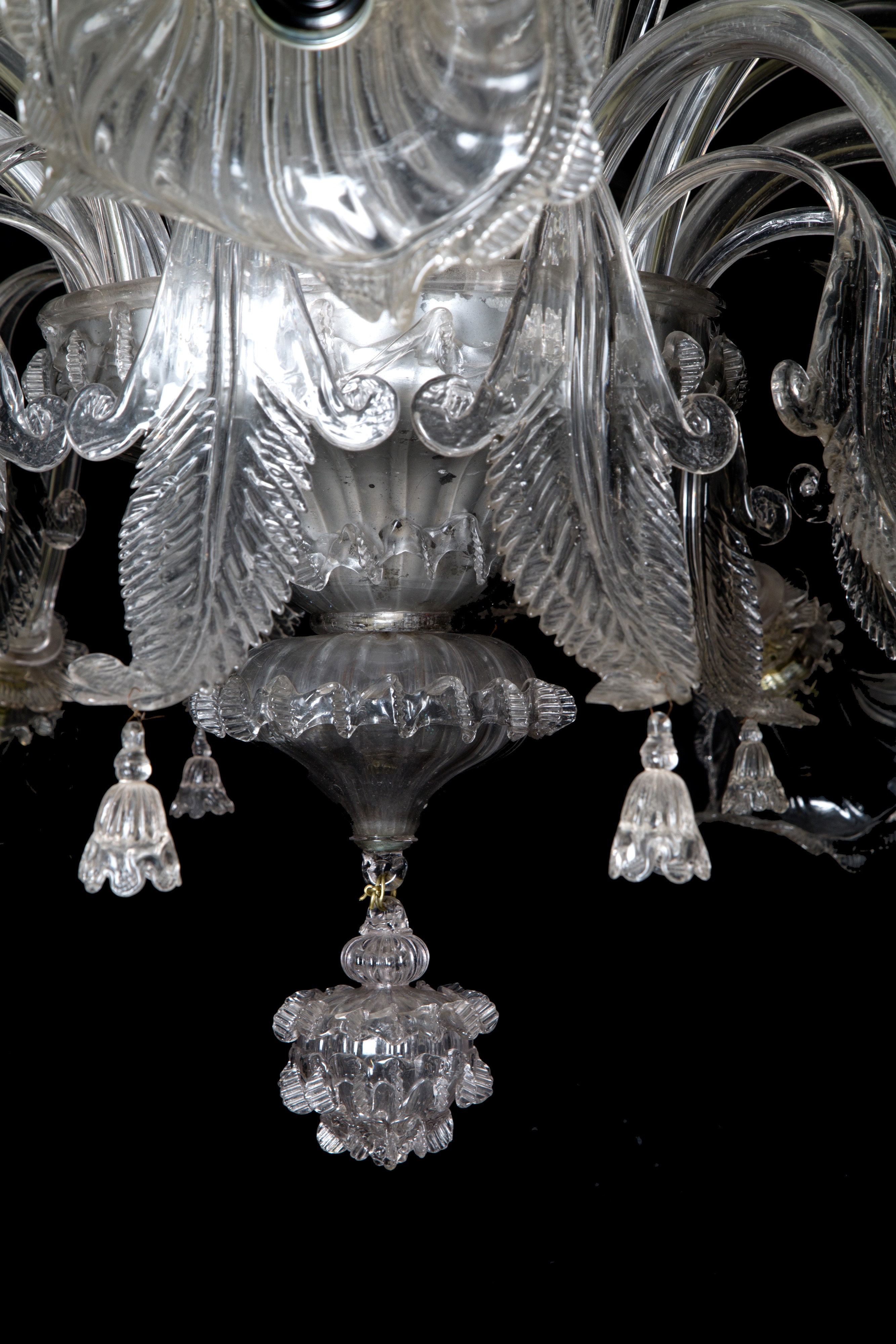 Lampadario in vetro con decorazioni floreali, XX secolo