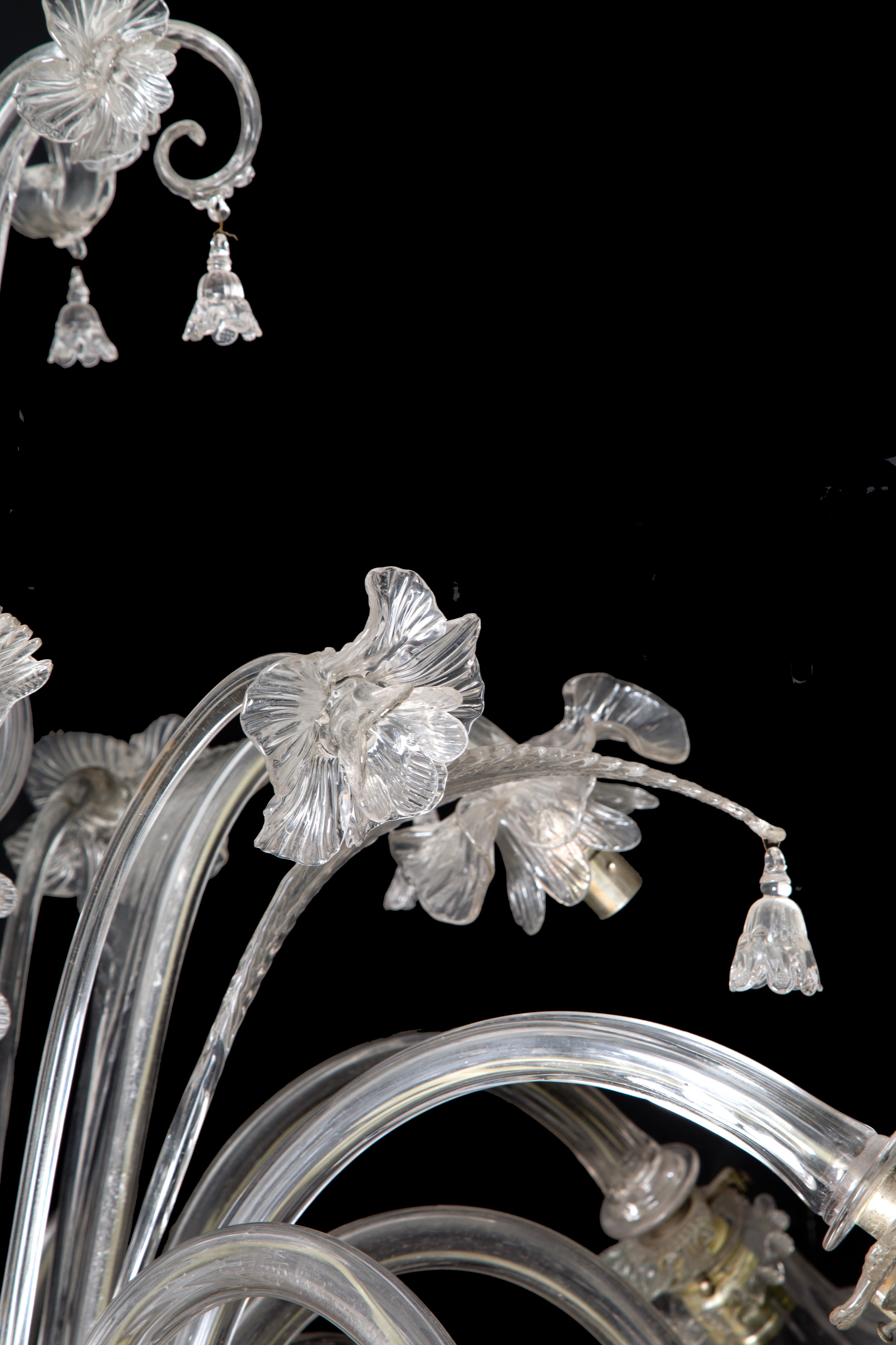 Lampadario in vetro con decorazioni floreali, XX secolo