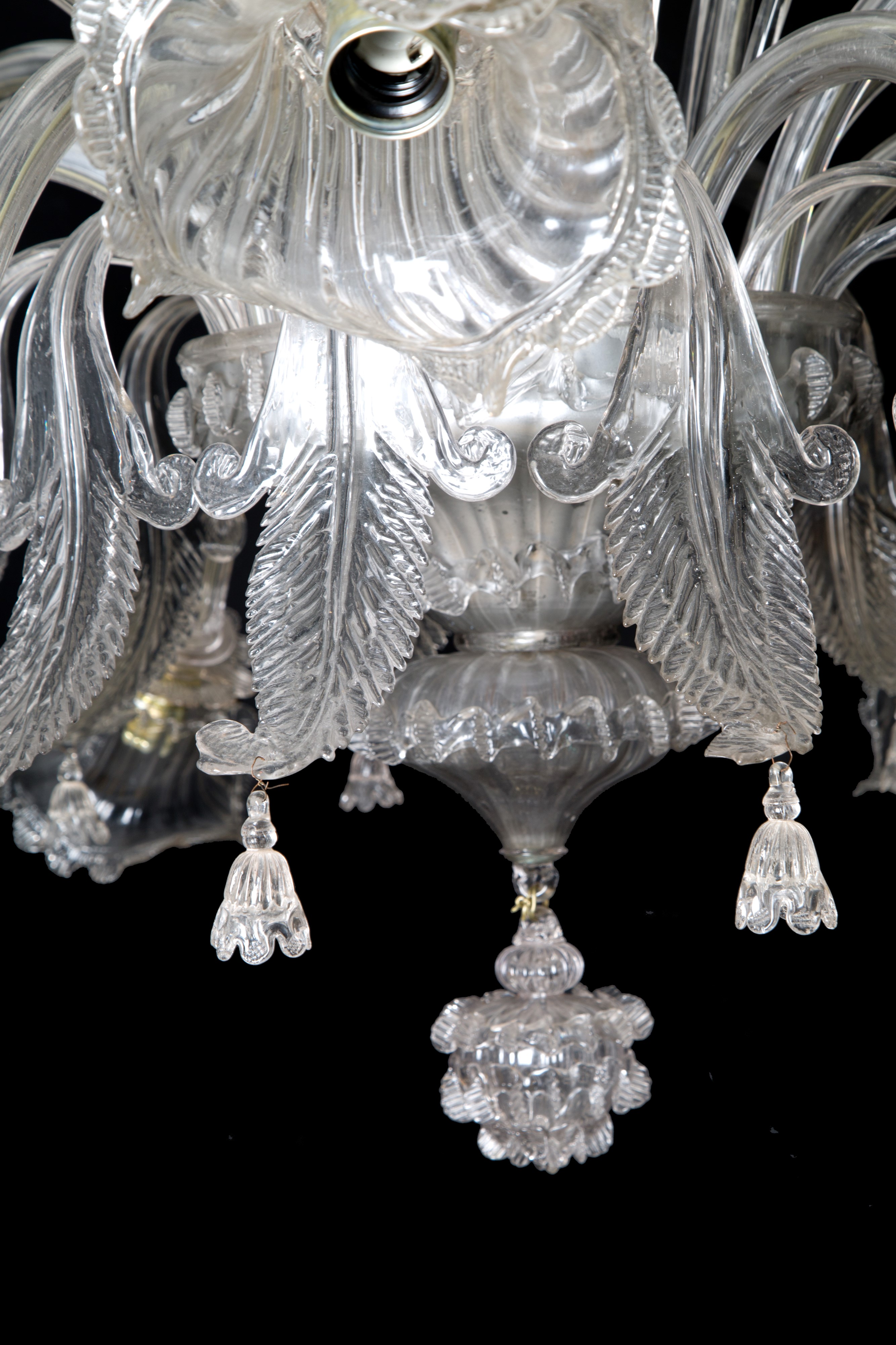 Lampadario in vetro con decorazioni floreali, XX secolo