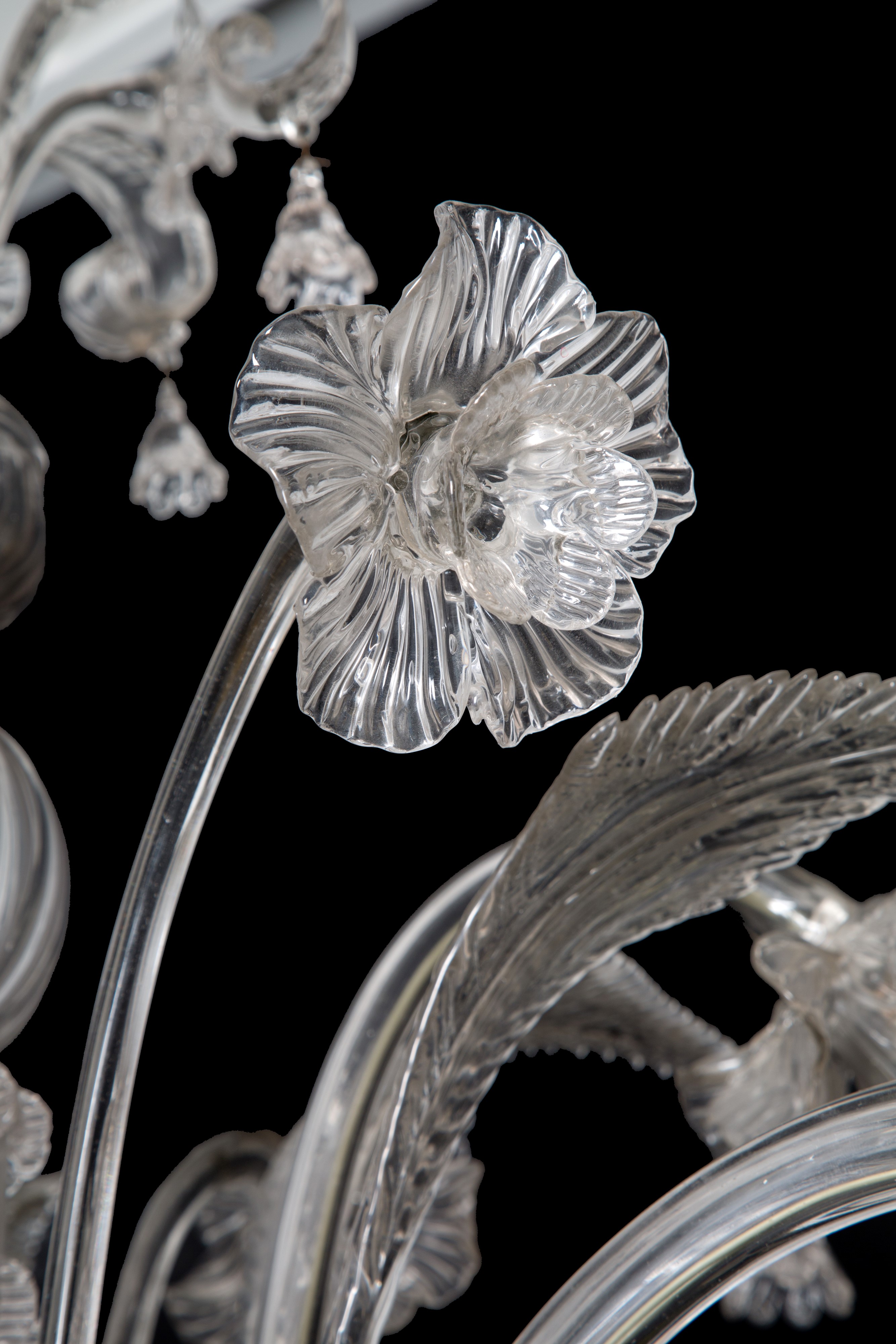 Lampadario in vetro con decorazioni floreali, XX secolo