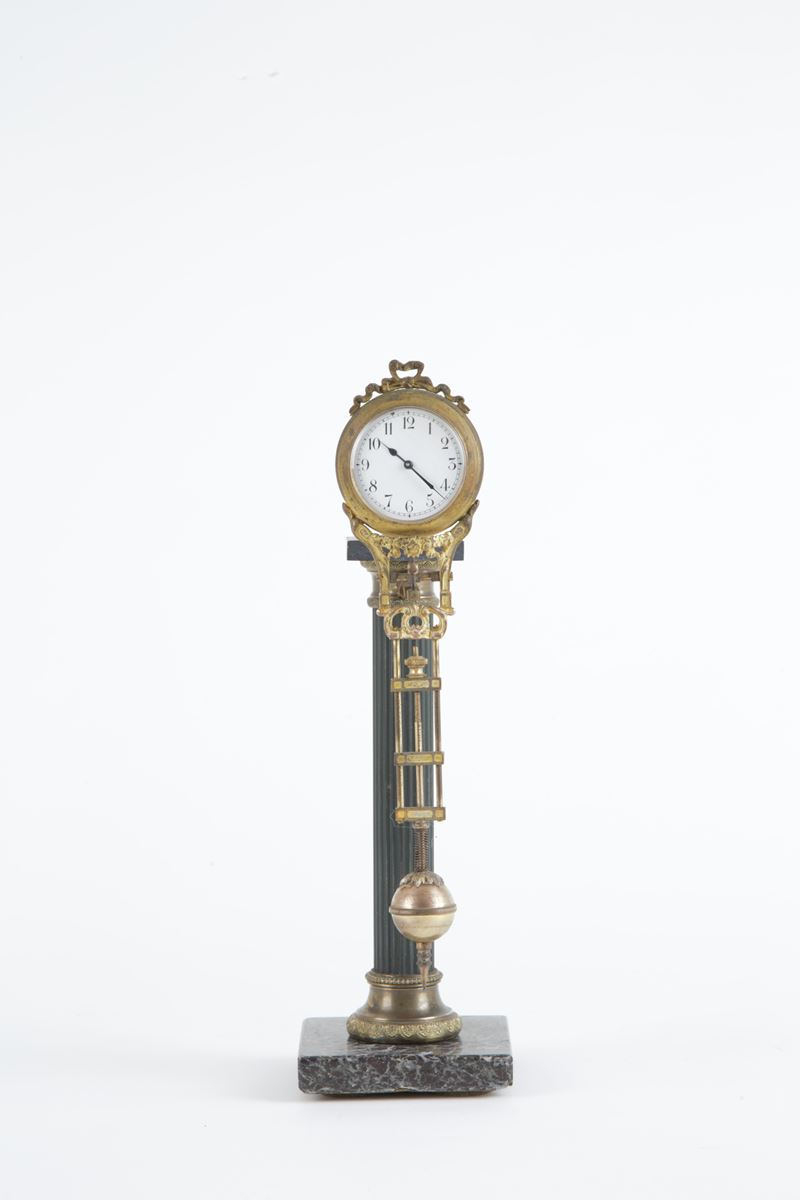 Orologio oscillante montato su colonna