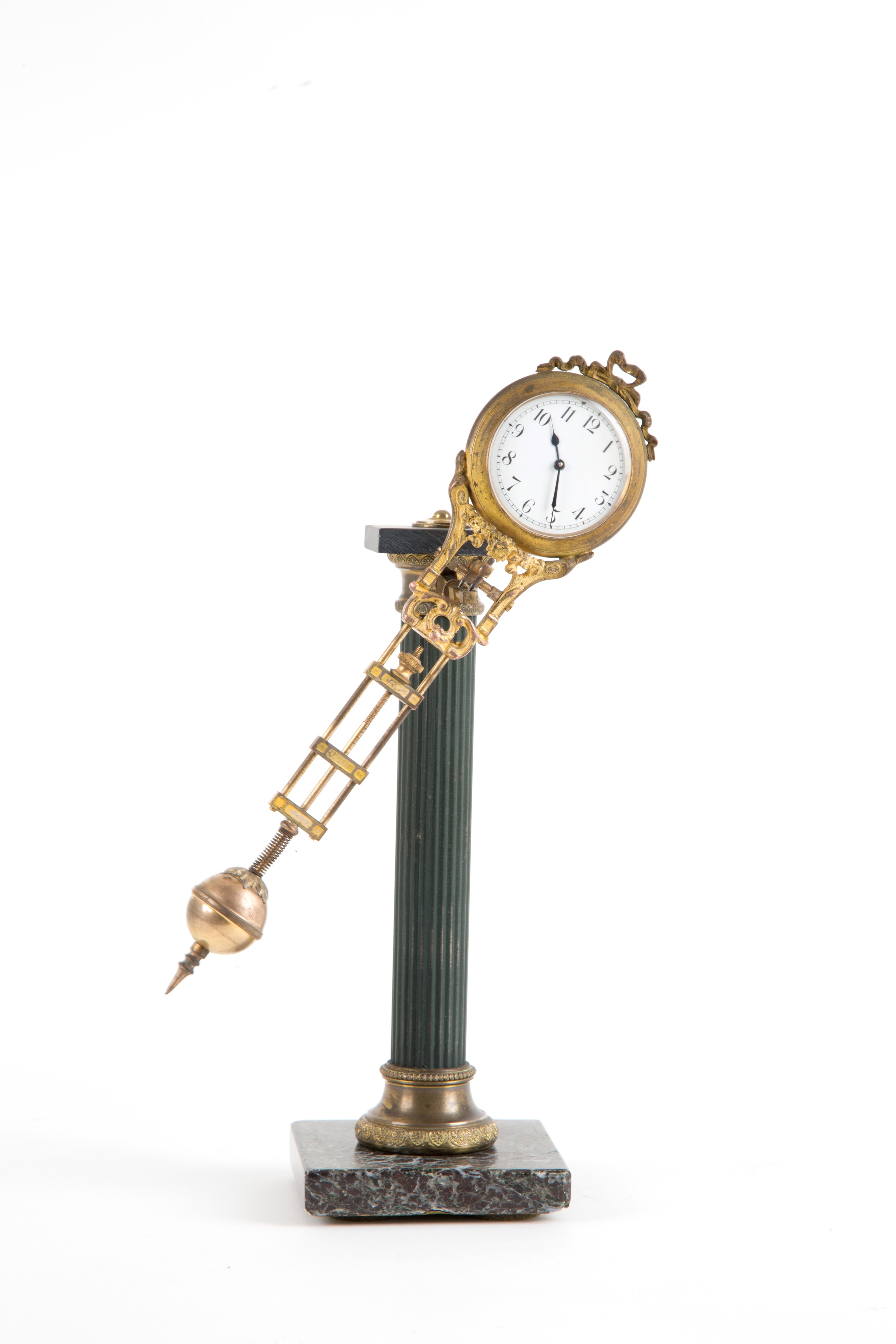 Orologio oscillante montato su colonna