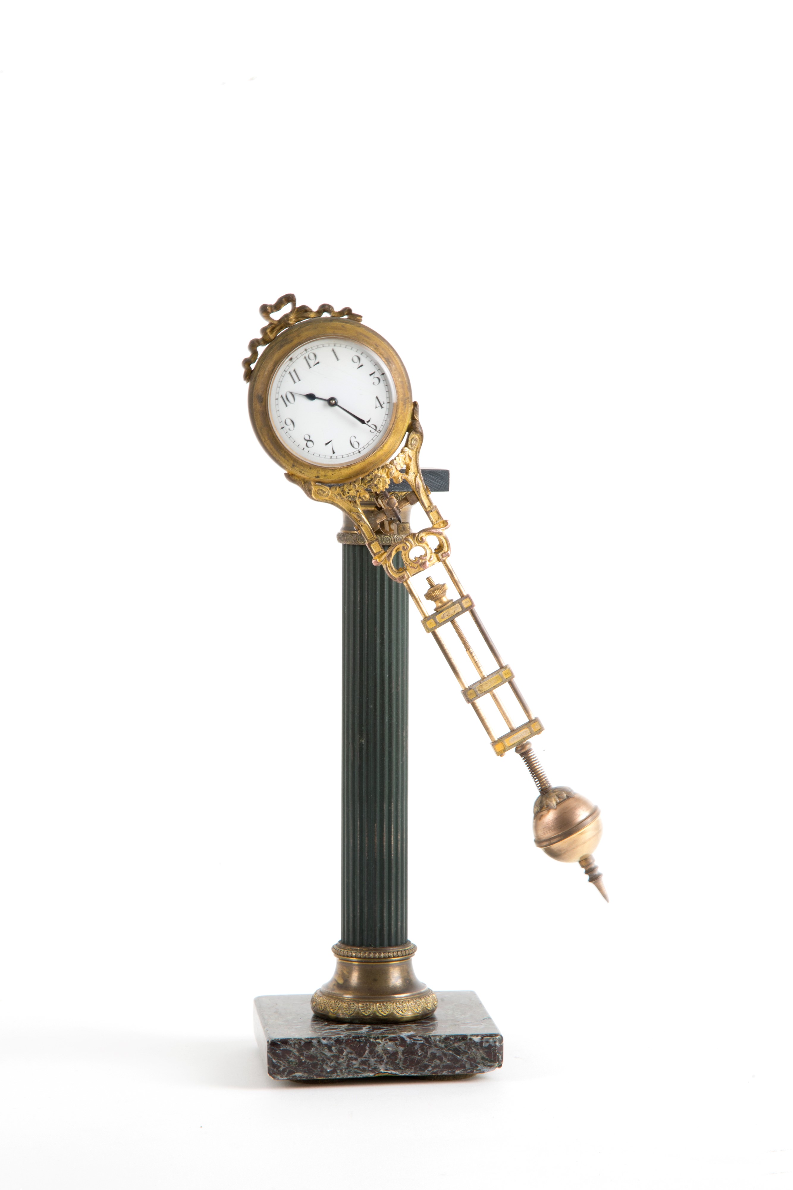 Orologio oscillante montato su colonna