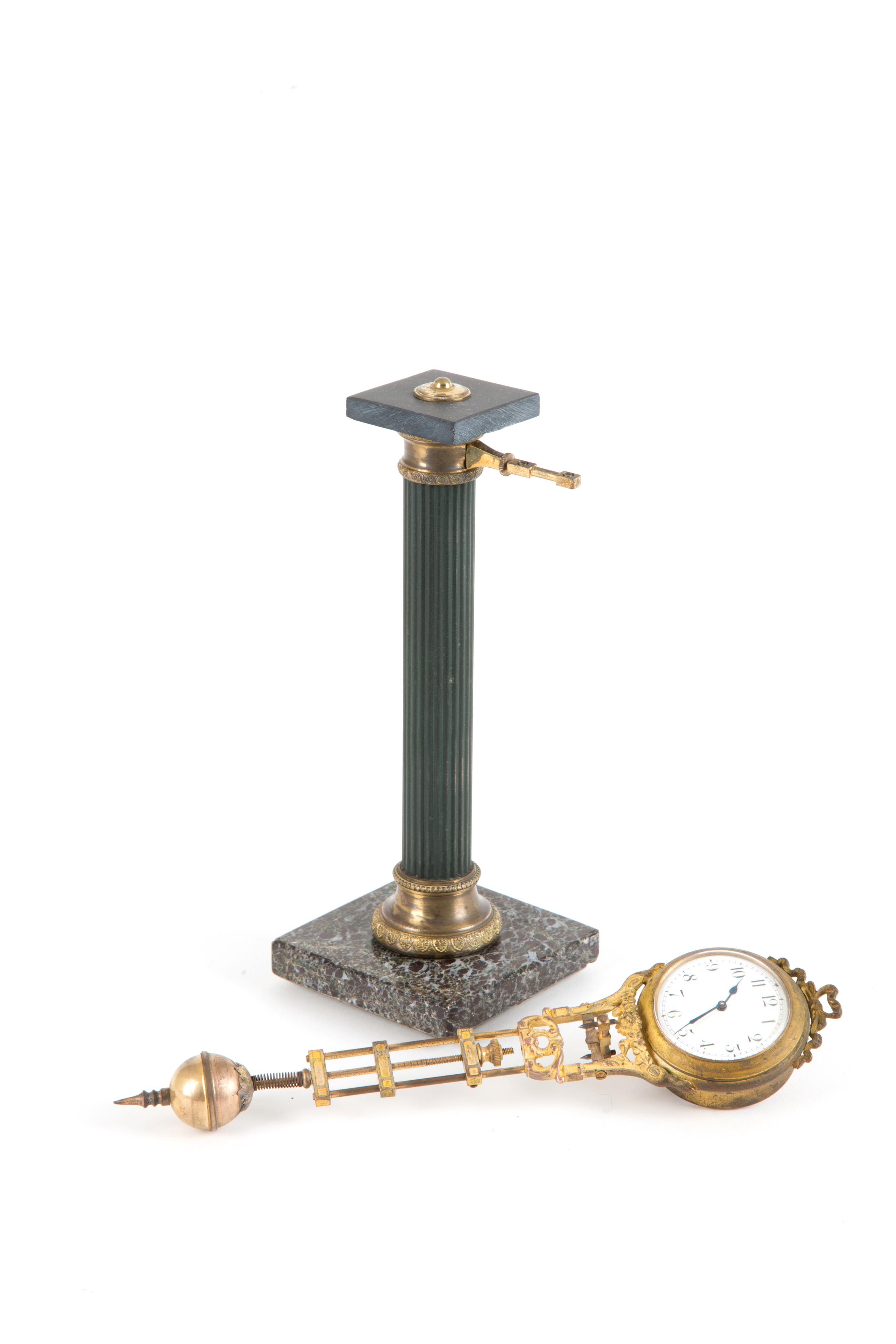 Orologio oscillante montato su colonna