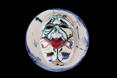 Piatto con Maschere in Ceramica Dipinta