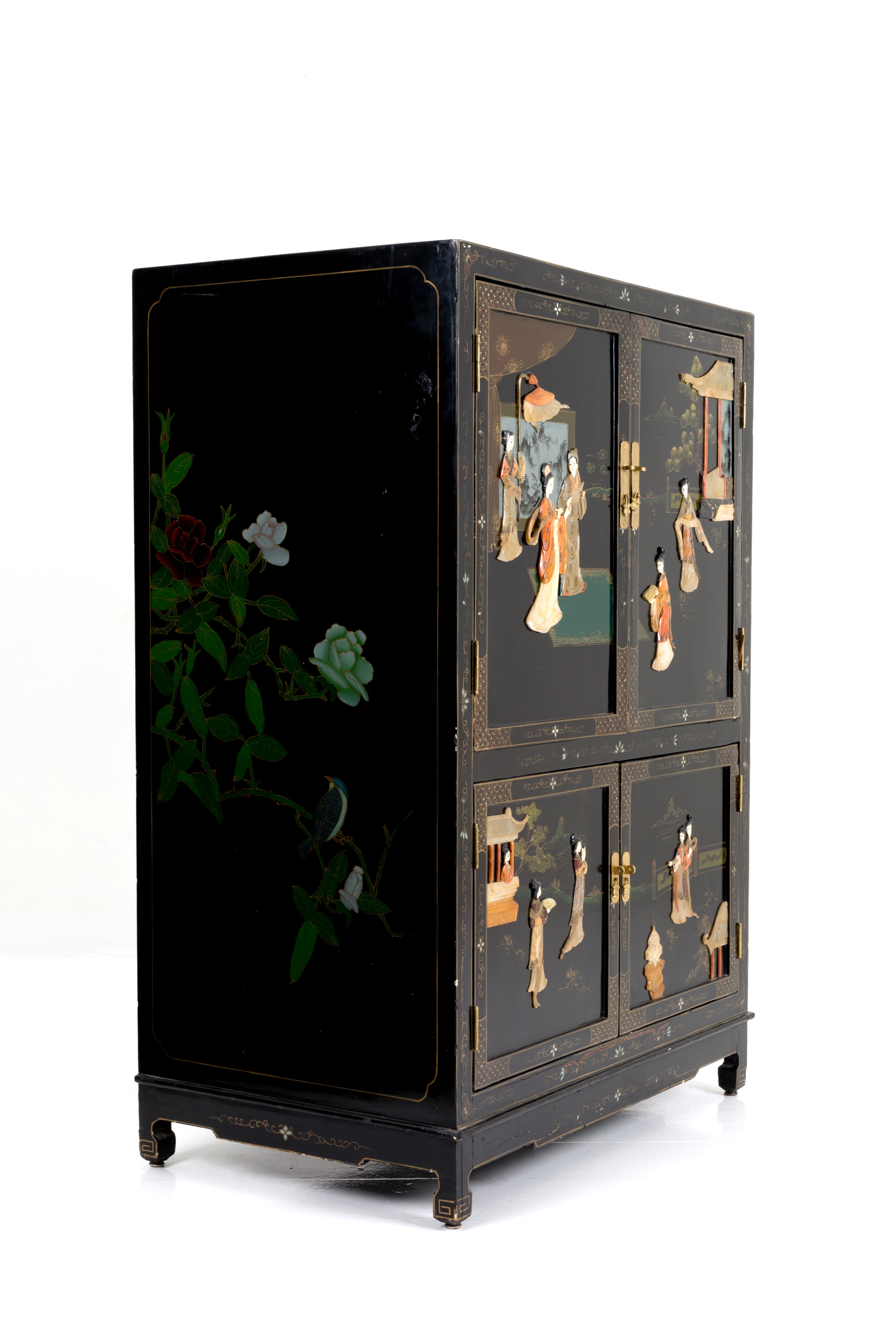 Mobile laccato con pietre dure