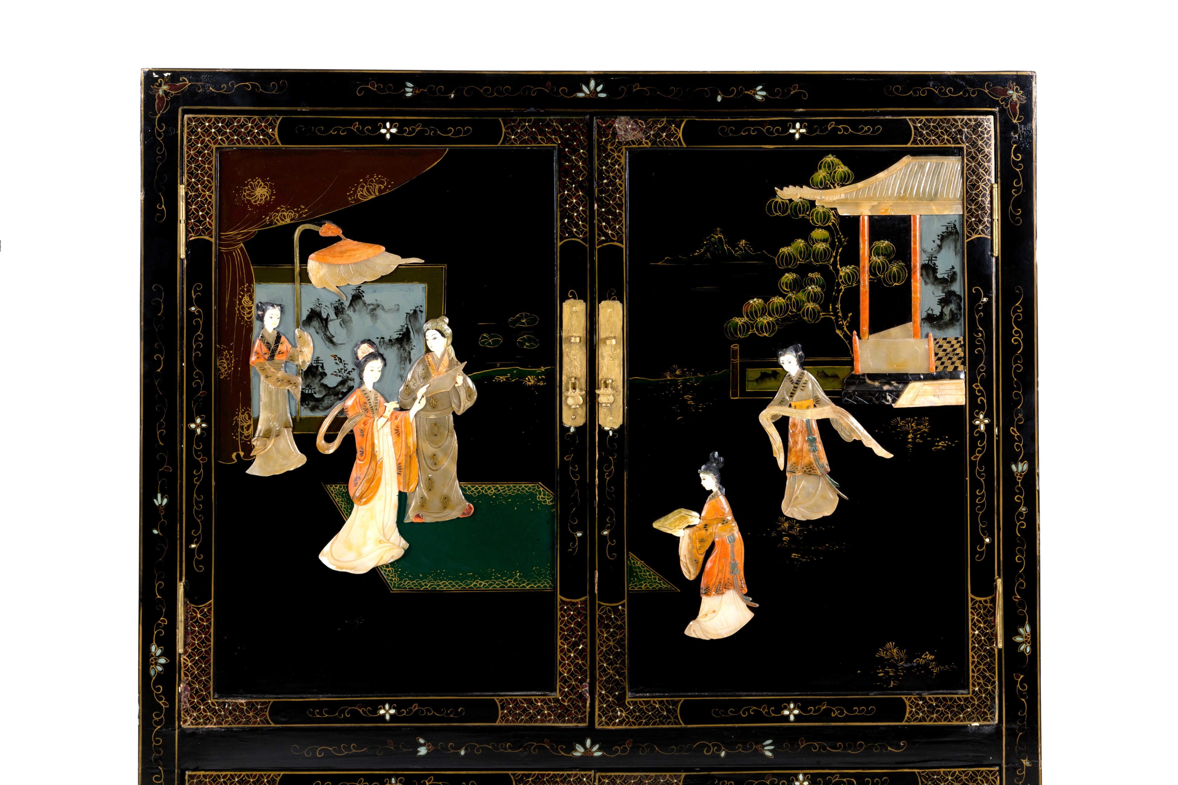 Mobile laccato con pietre dure