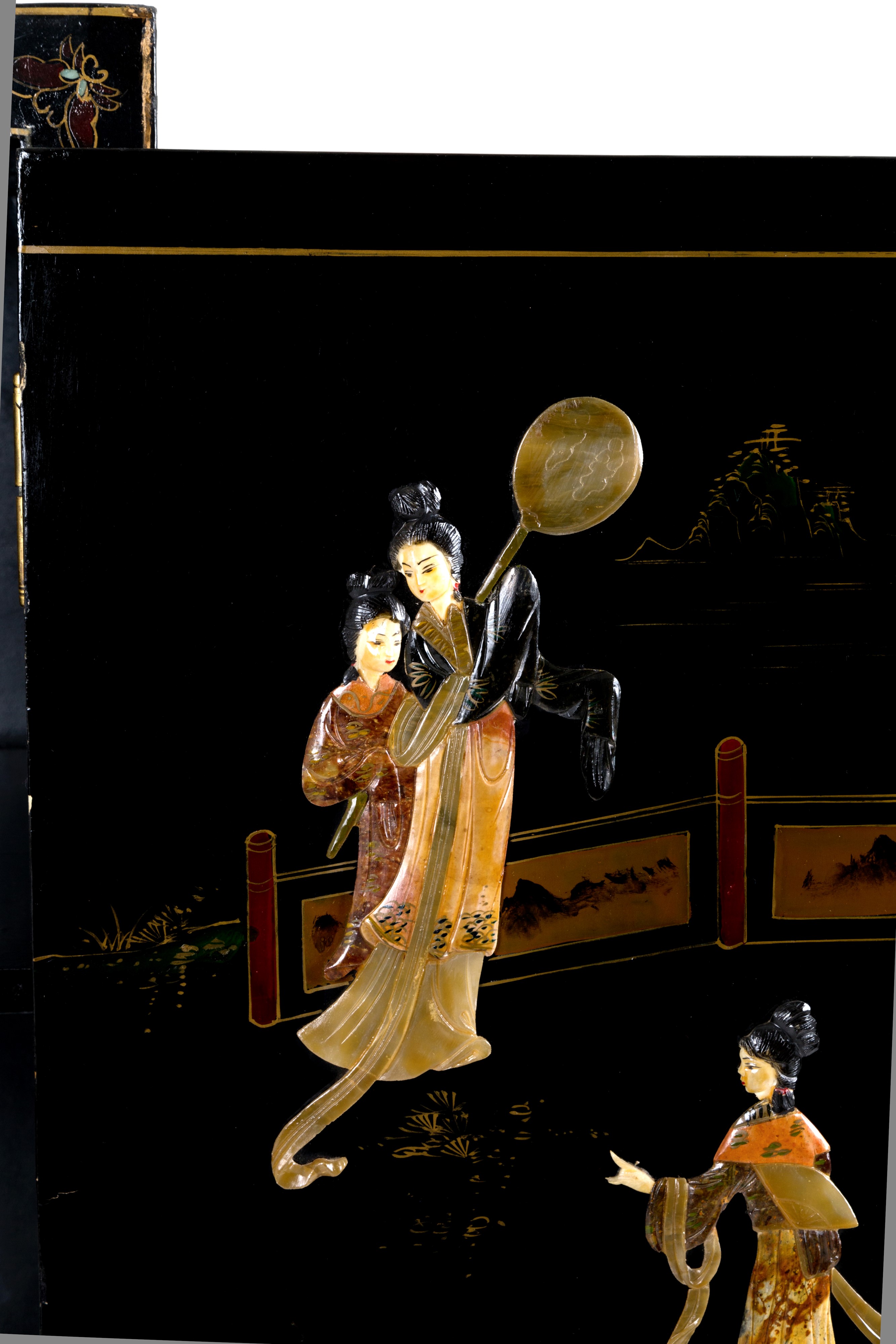 Mobile laccato con pietre dure