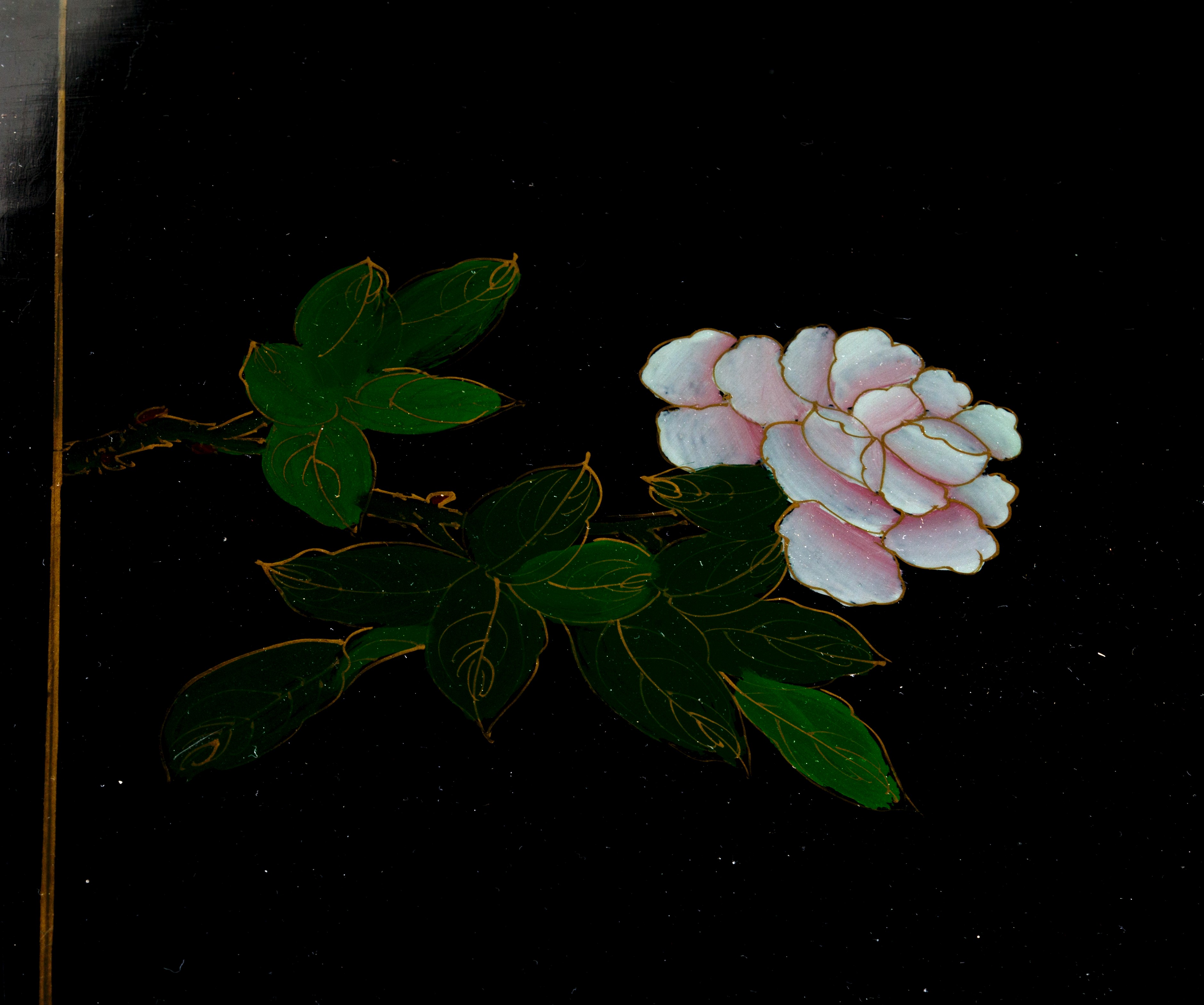 Mobile laccato con pietre dure