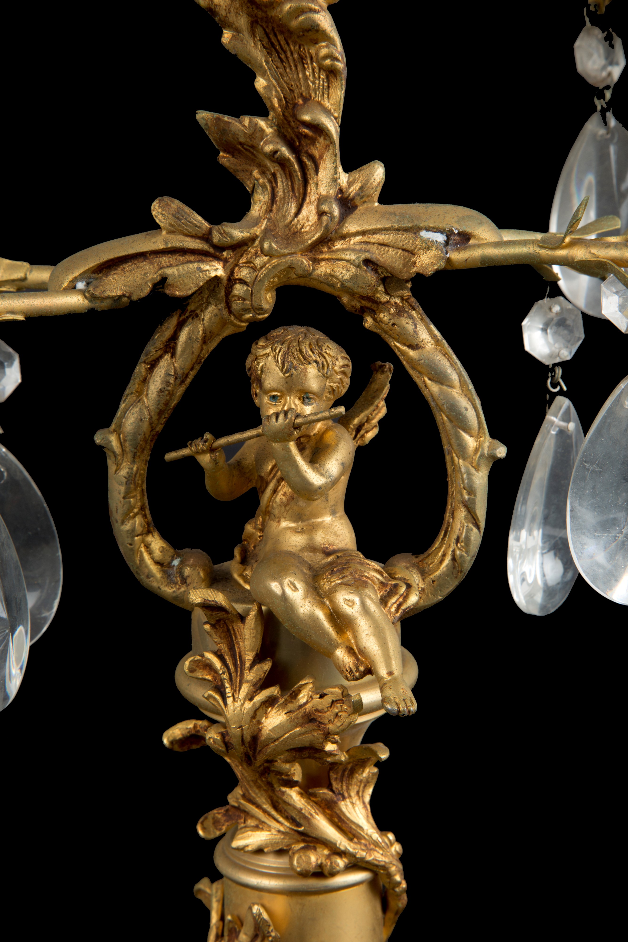 Coppia di candelabri con putti musicanti