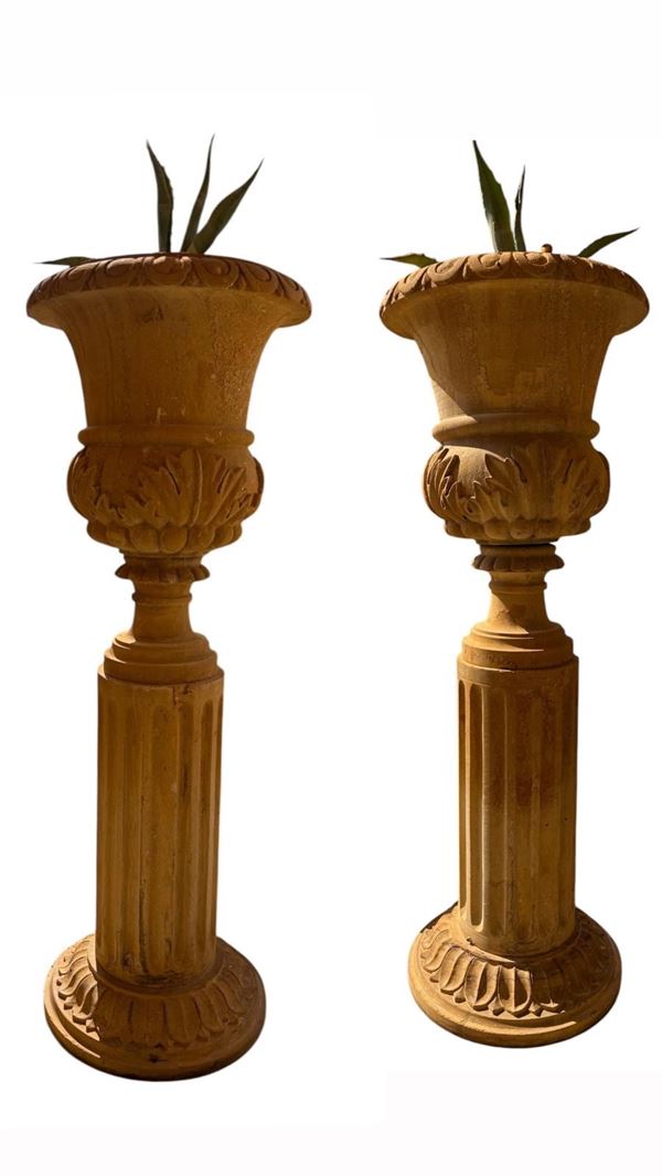 Coppia di vasi in pietra gialla