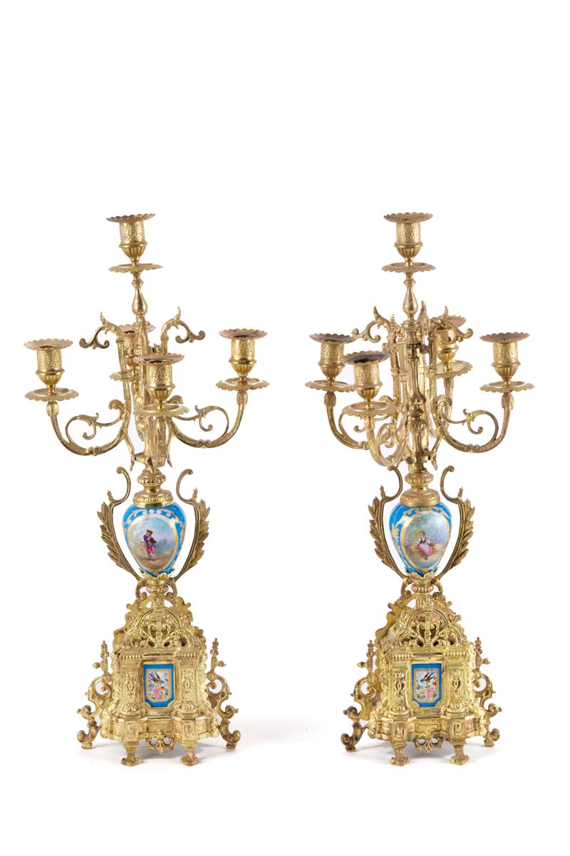 Coppia di candelabri in bronzo dorato