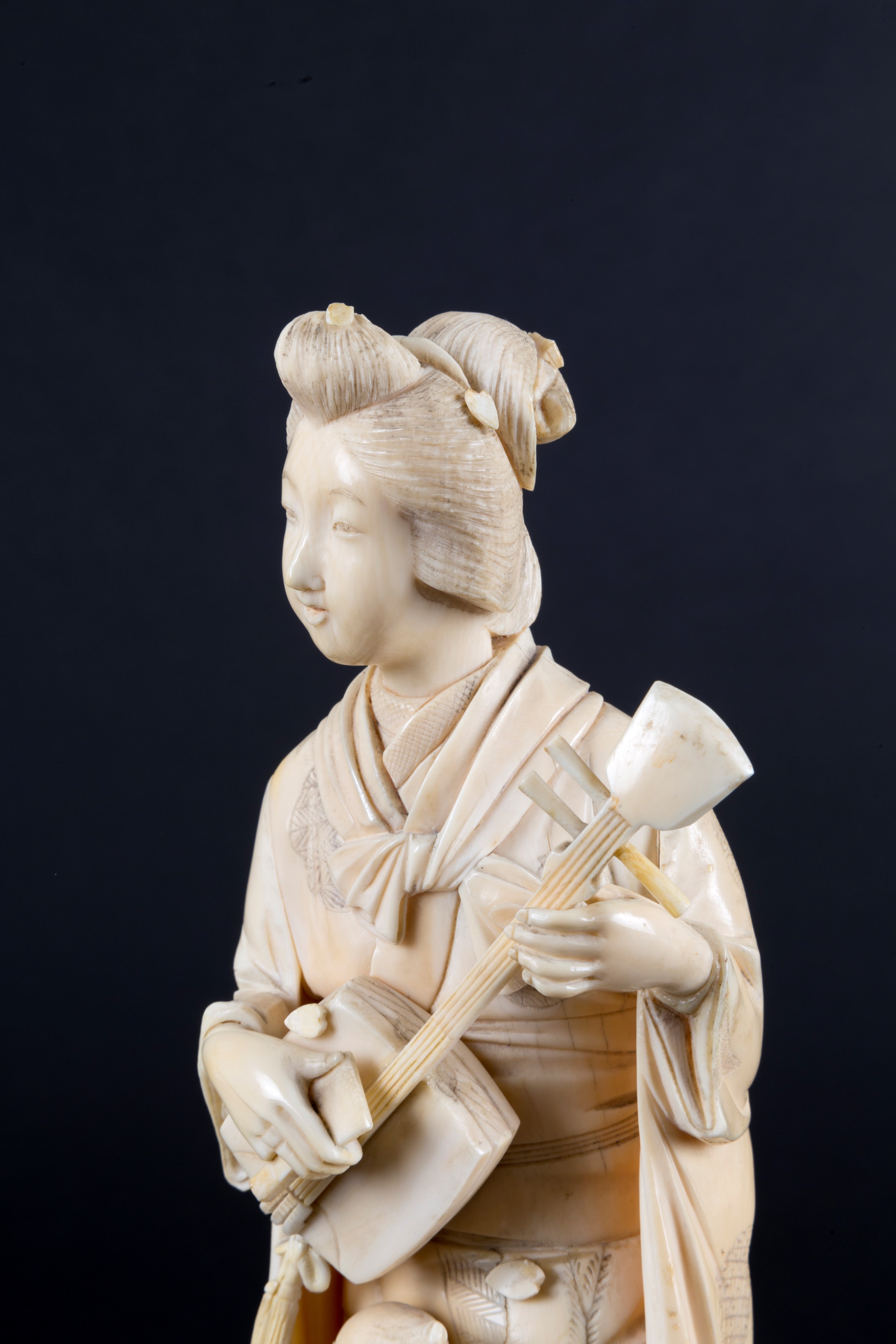 Okimono "SUONATRICE DI SHAMISEN"