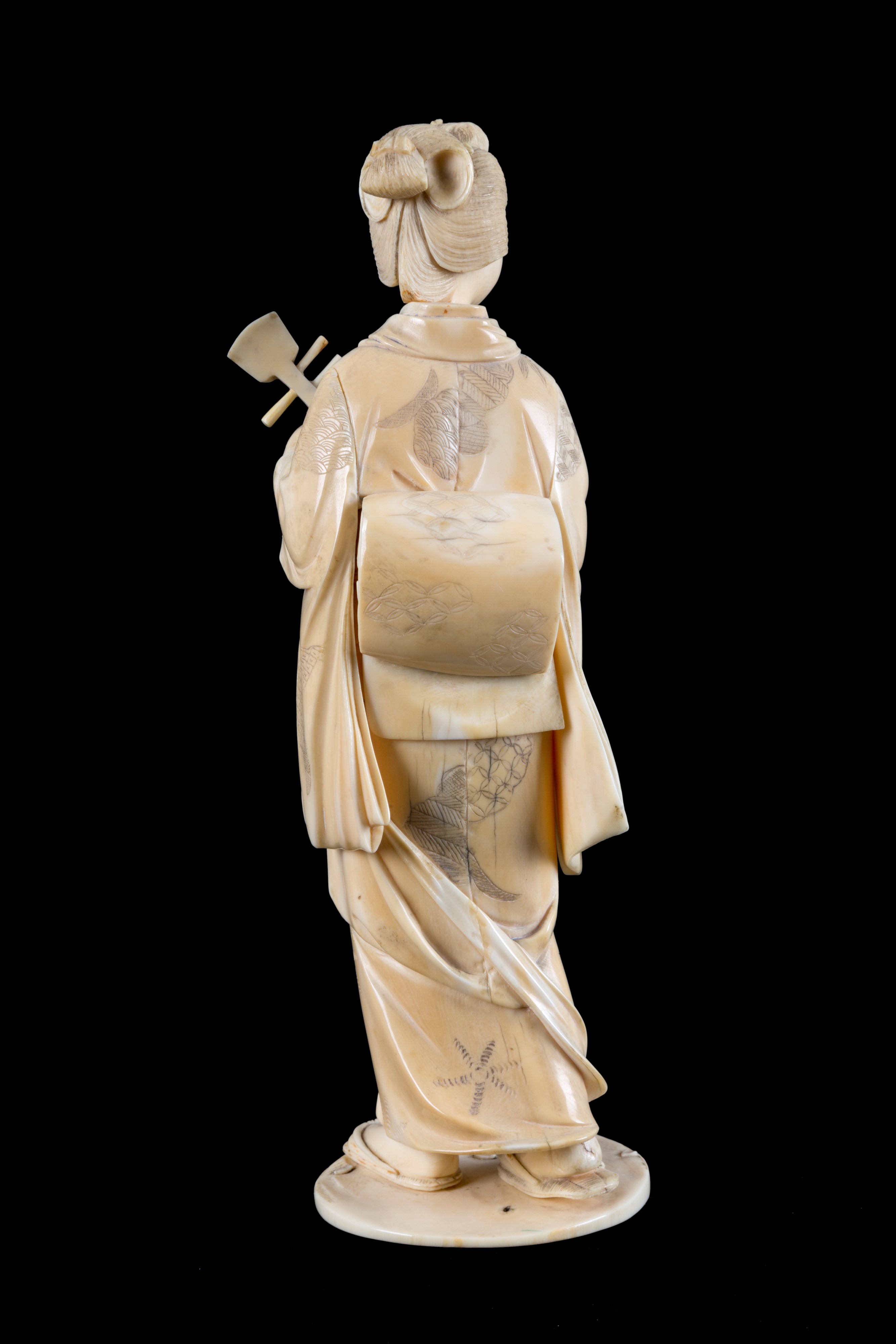 Okimono "SUONATRICE DI SHAMISEN"