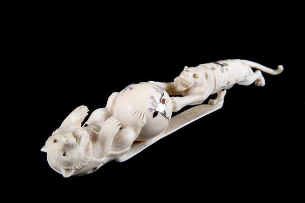 Okimono in ivory and mother of pearl "BEAR WITH TIGER"