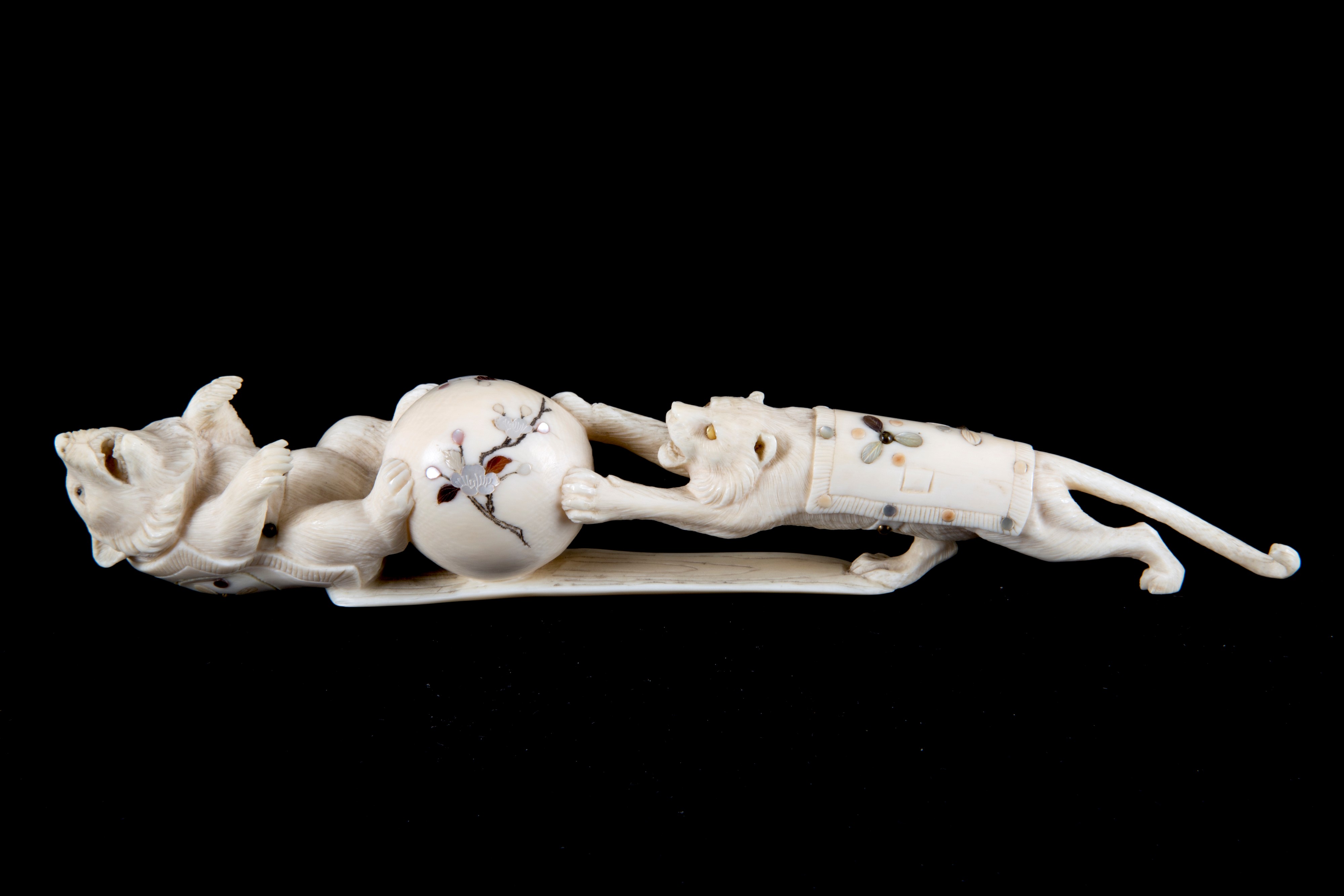 Okimono in avorio e madreperla "ORSO CON TIGRE"