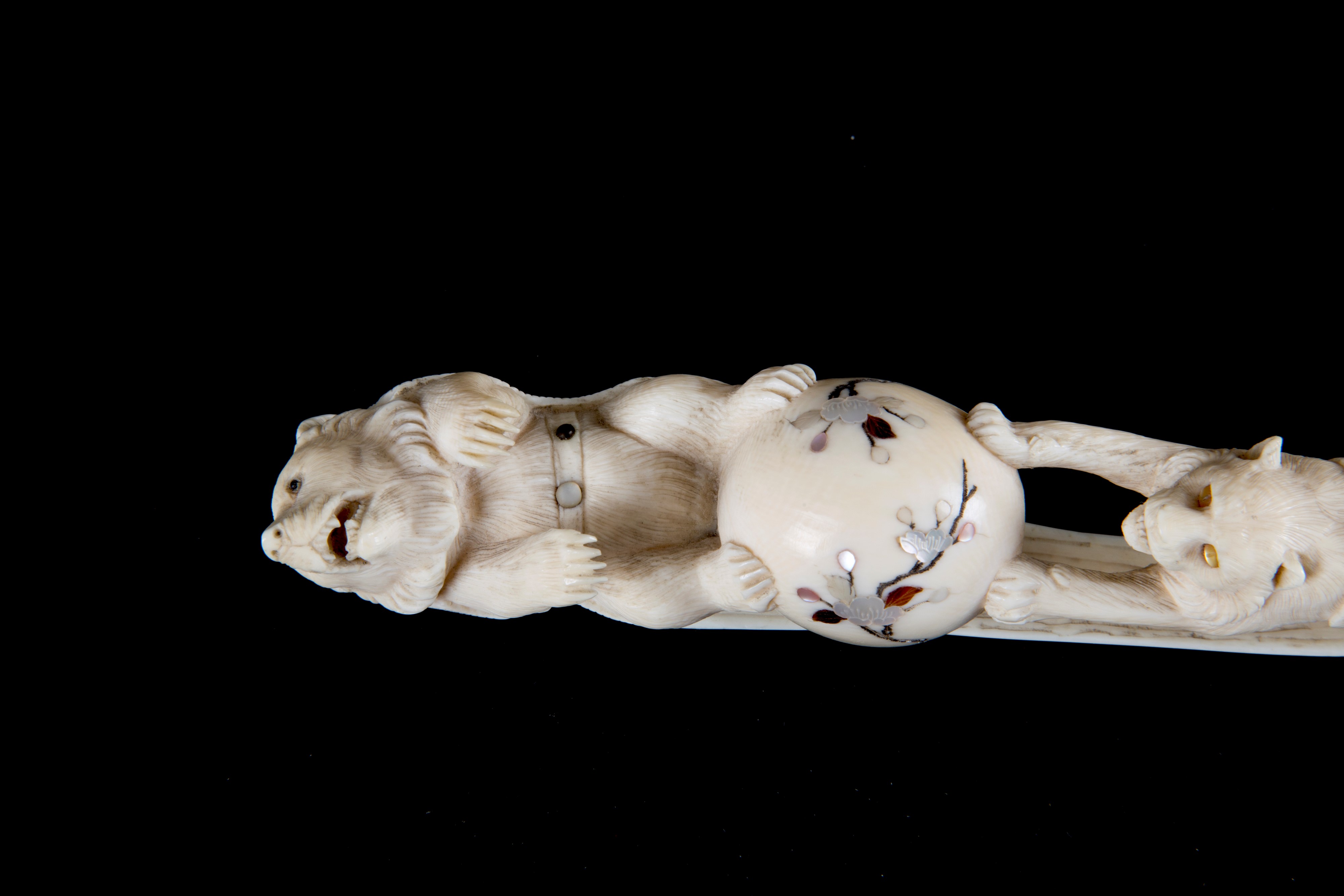 Okimono in avorio e madreperla "ORSO CON TIGRE"