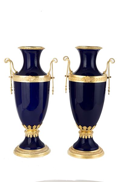 Coppia di vasi in ceramica blu cobalto con finiture in bronzo, Francia, Fine XIX secolo