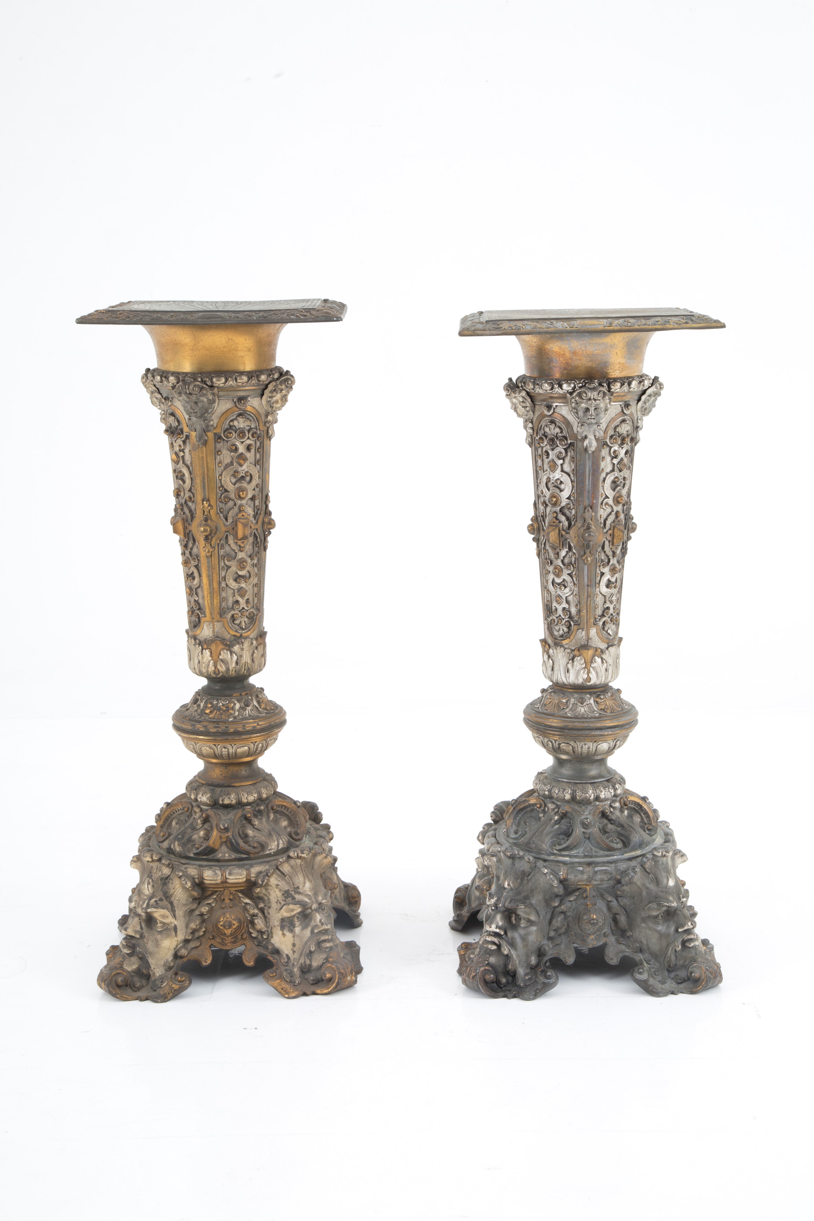 Due colonne in metallo