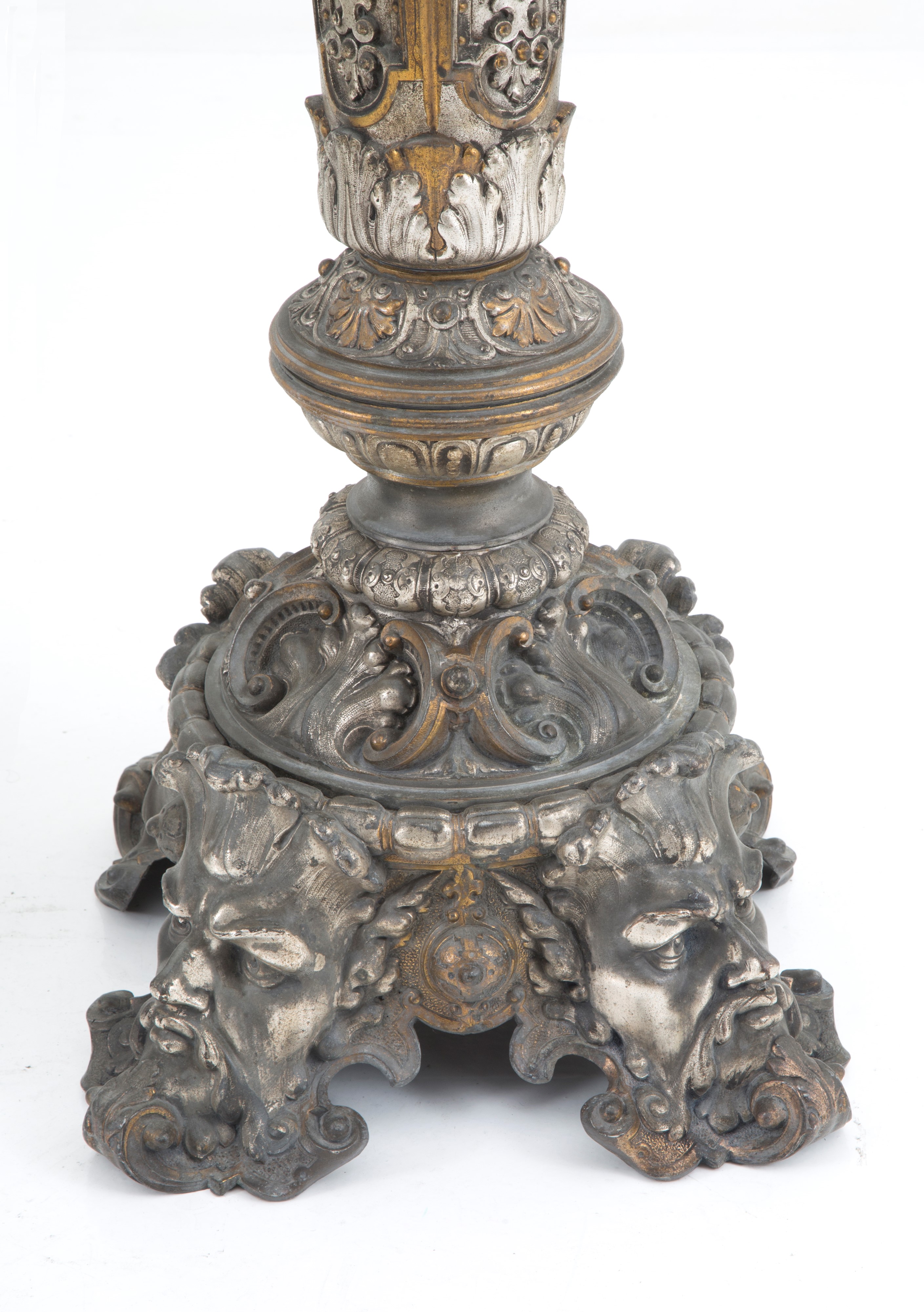 Due colonne in metallo