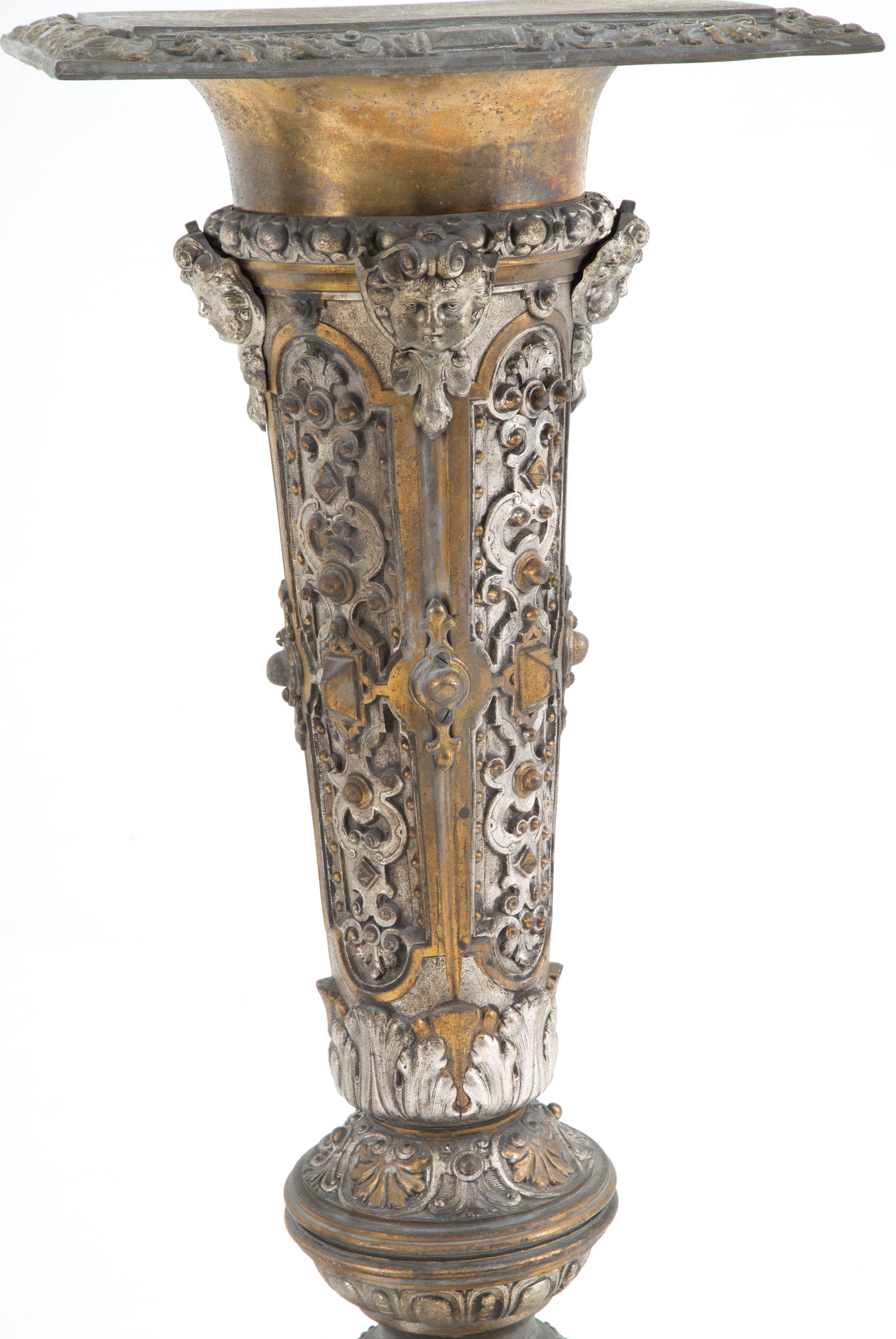 Due colonne in metallo