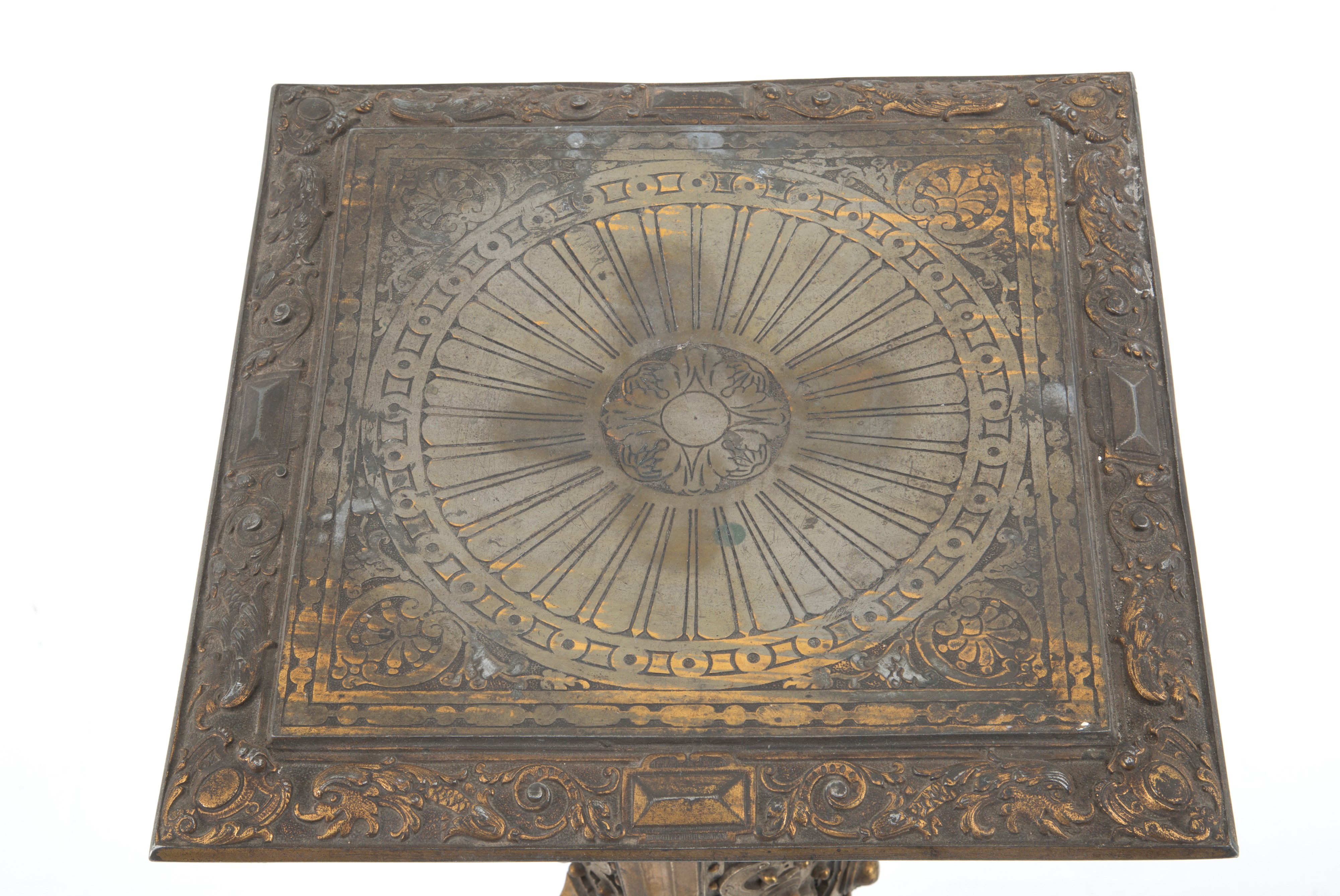 Due colonne in metallo