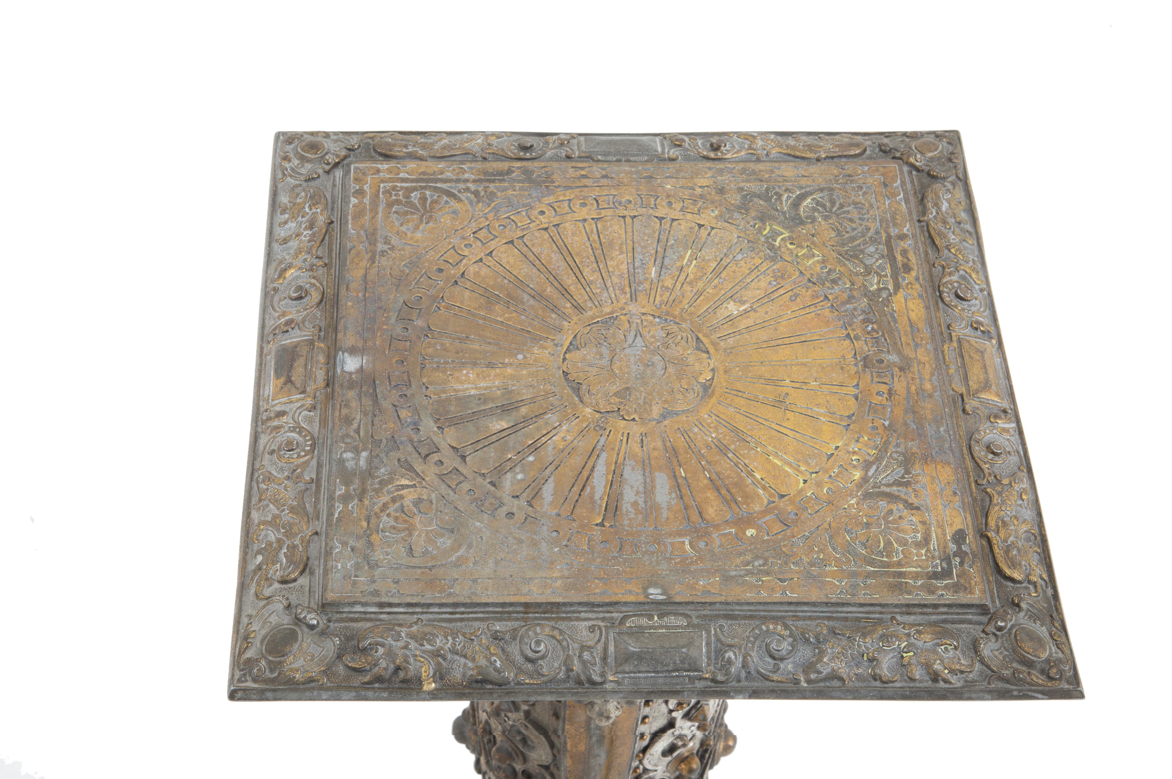 Due colonne in metallo