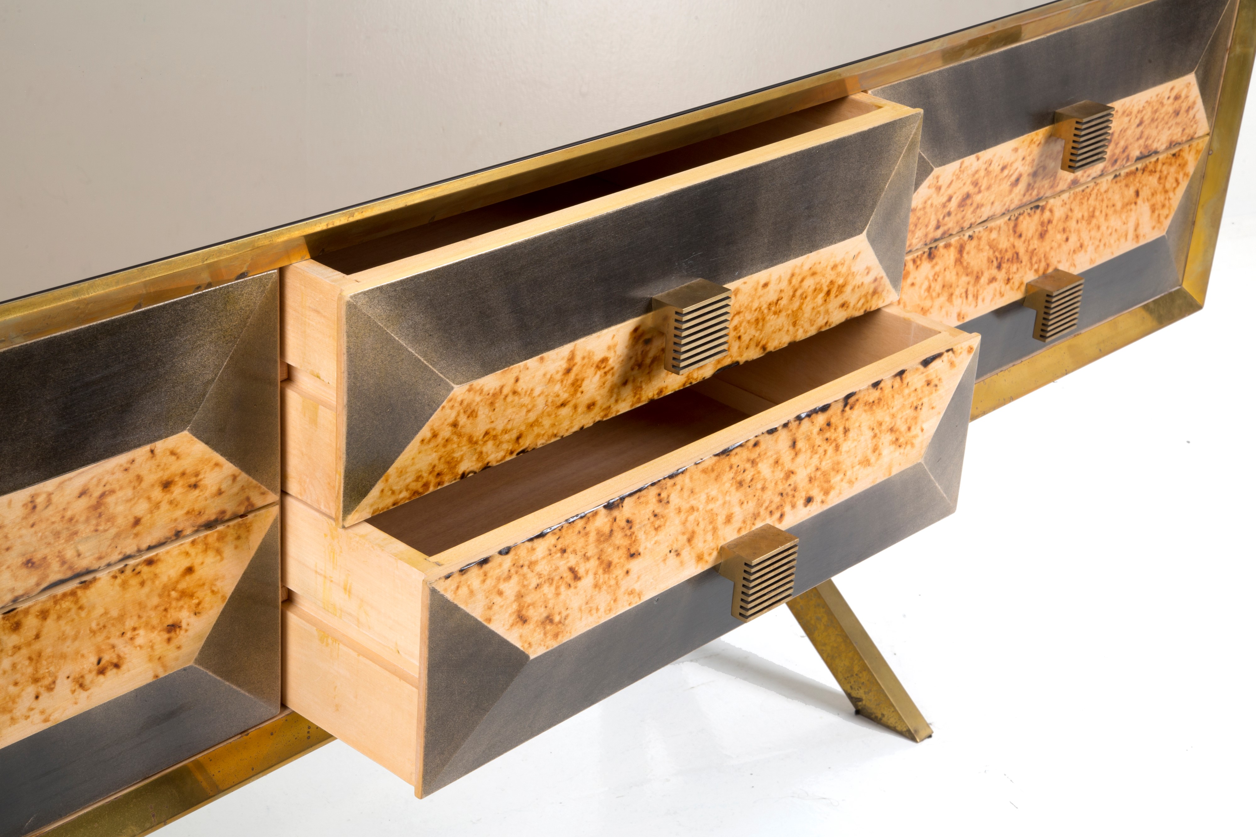 Mordecai Pillant - Credenza in Legno, Ottone e Cristallo