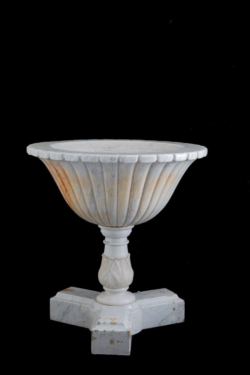 Vasca baccellata con colonna in marmo, XIX secolo
