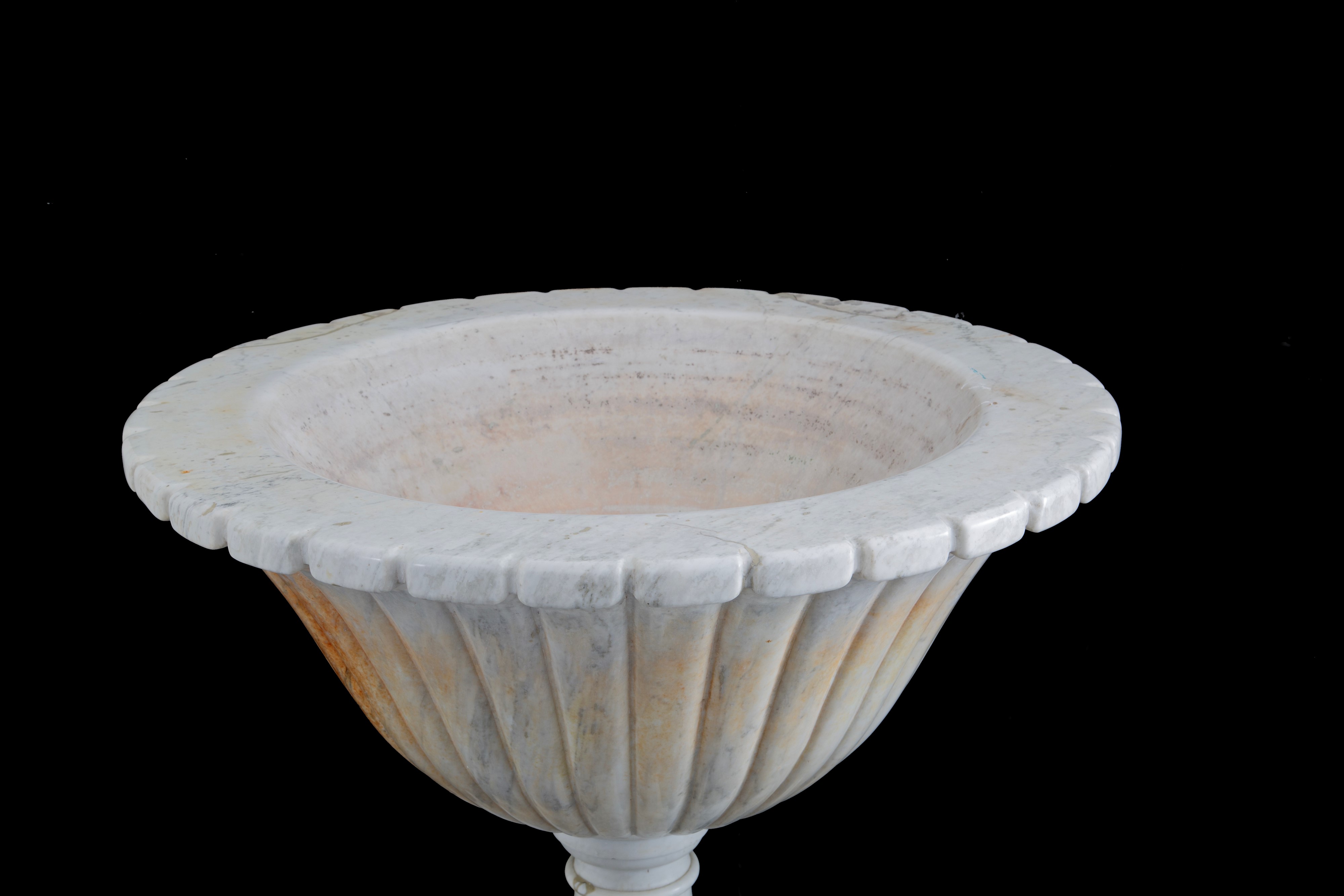 Vasca baccellata con colonna in marmo, XIX secolo