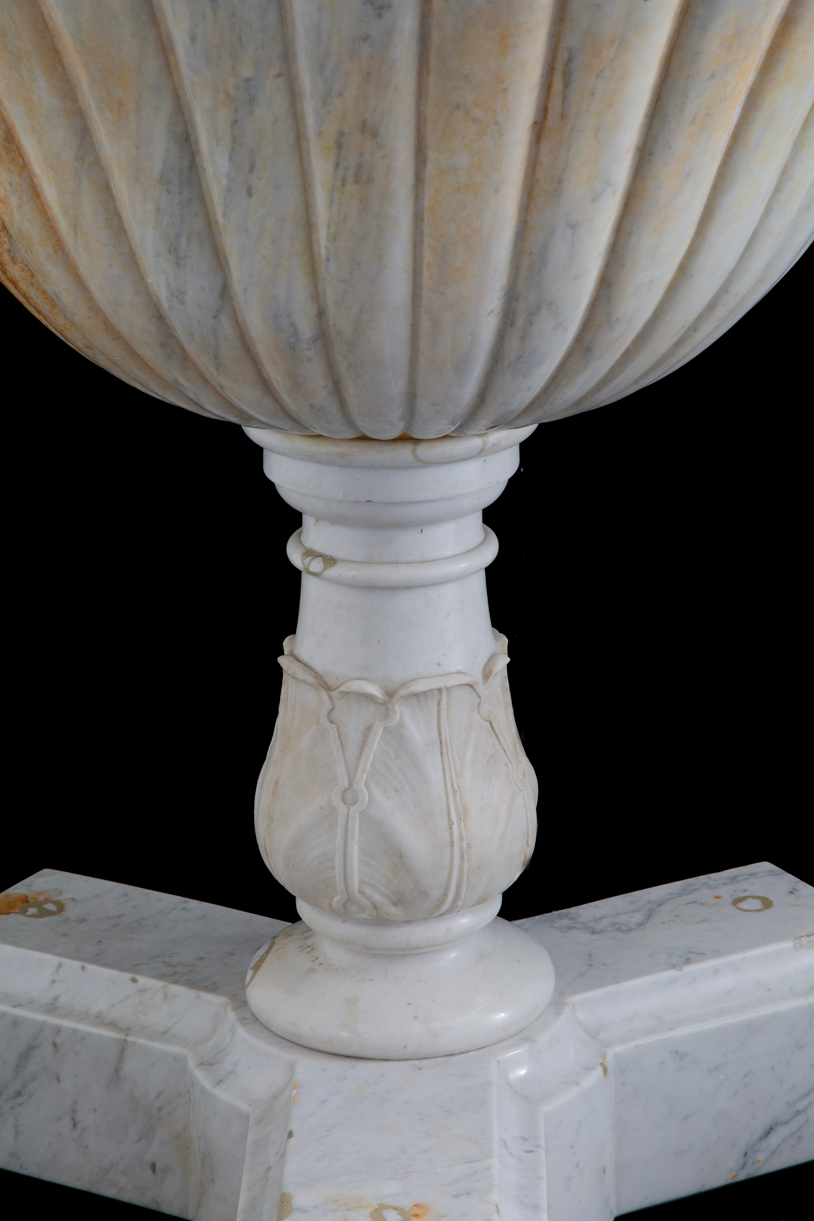 Vasca baccellata con colonna in marmo, XIX secolo