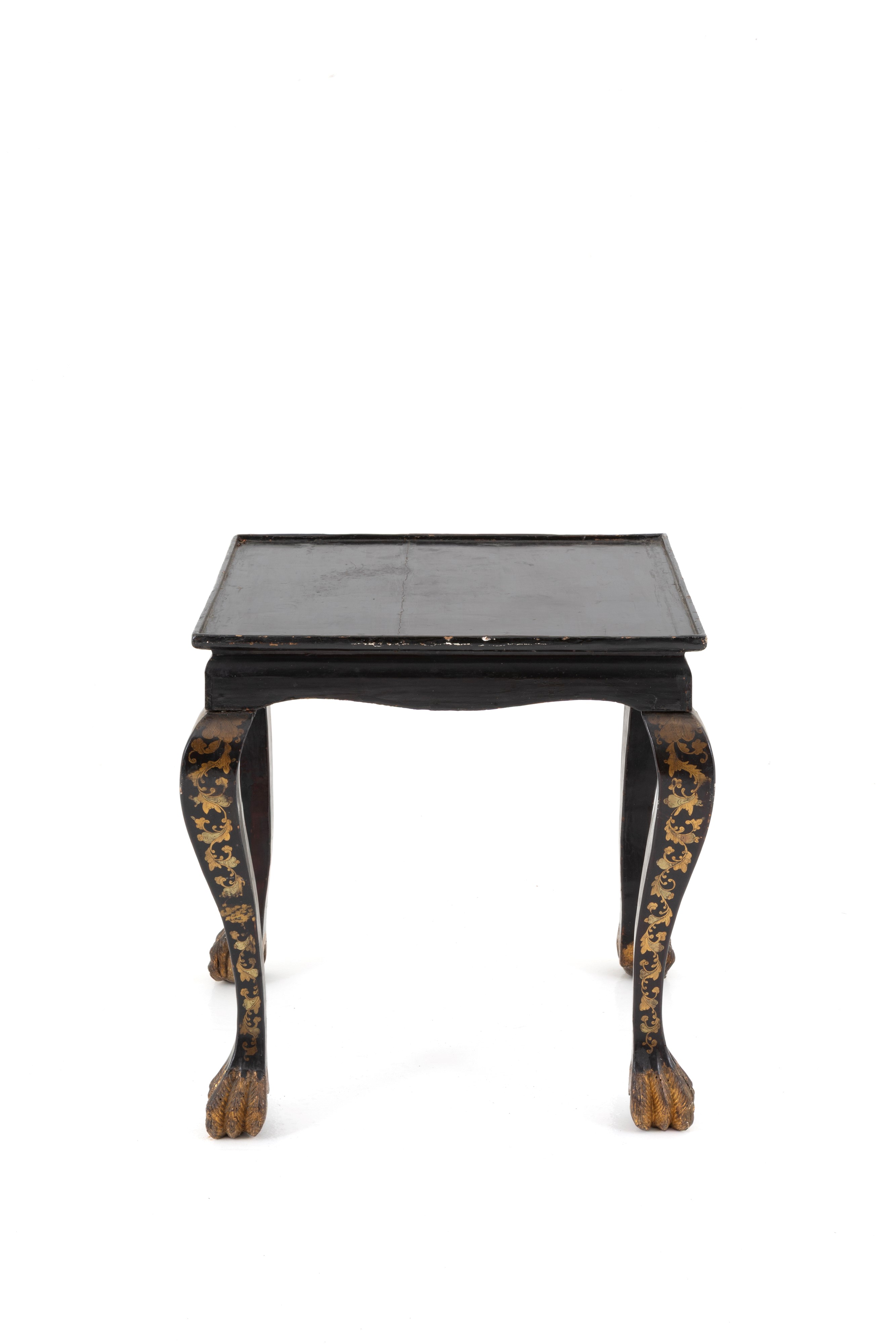Tavolino laccato e dorato