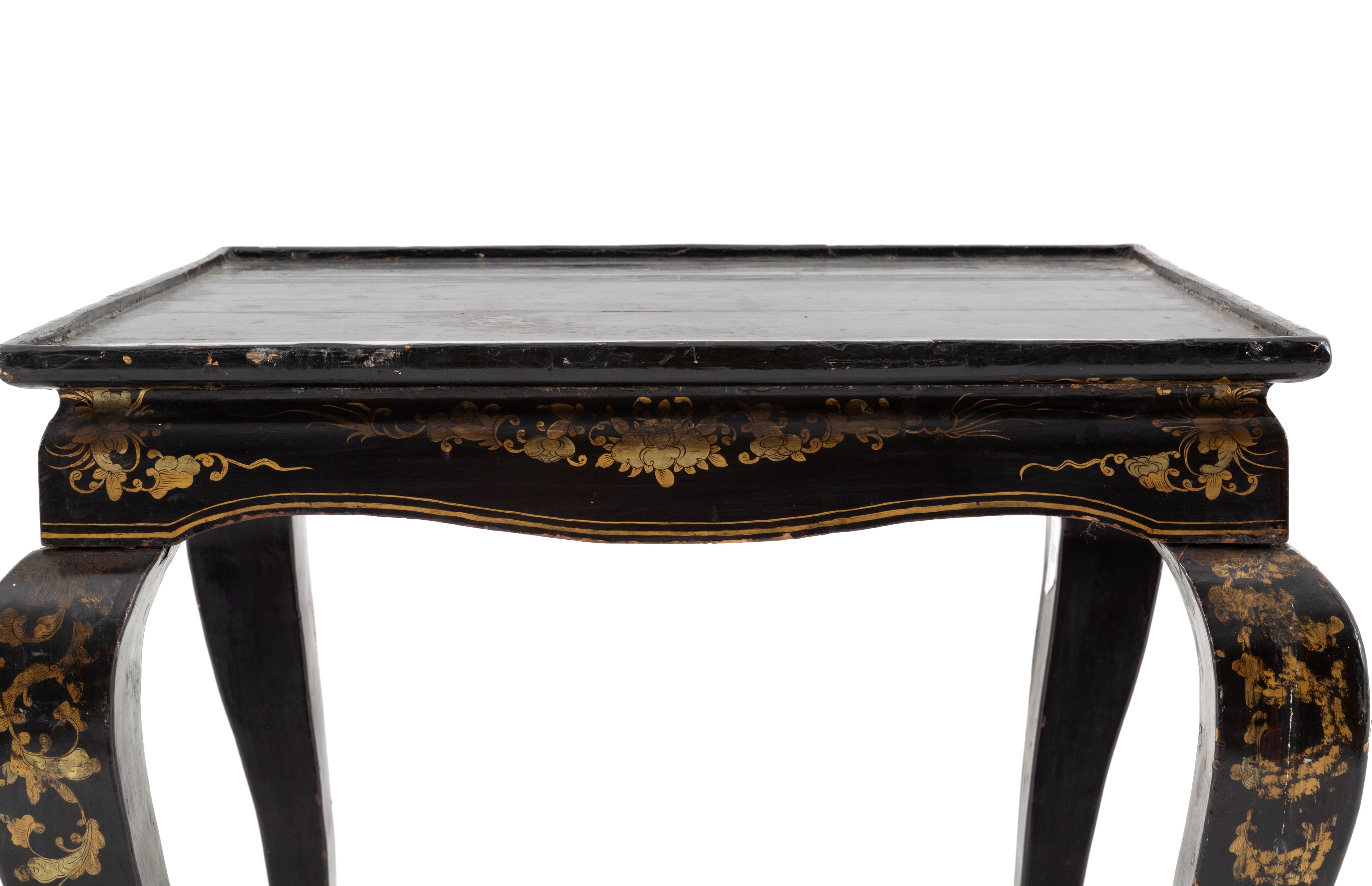 Tavolino laccato e dorato