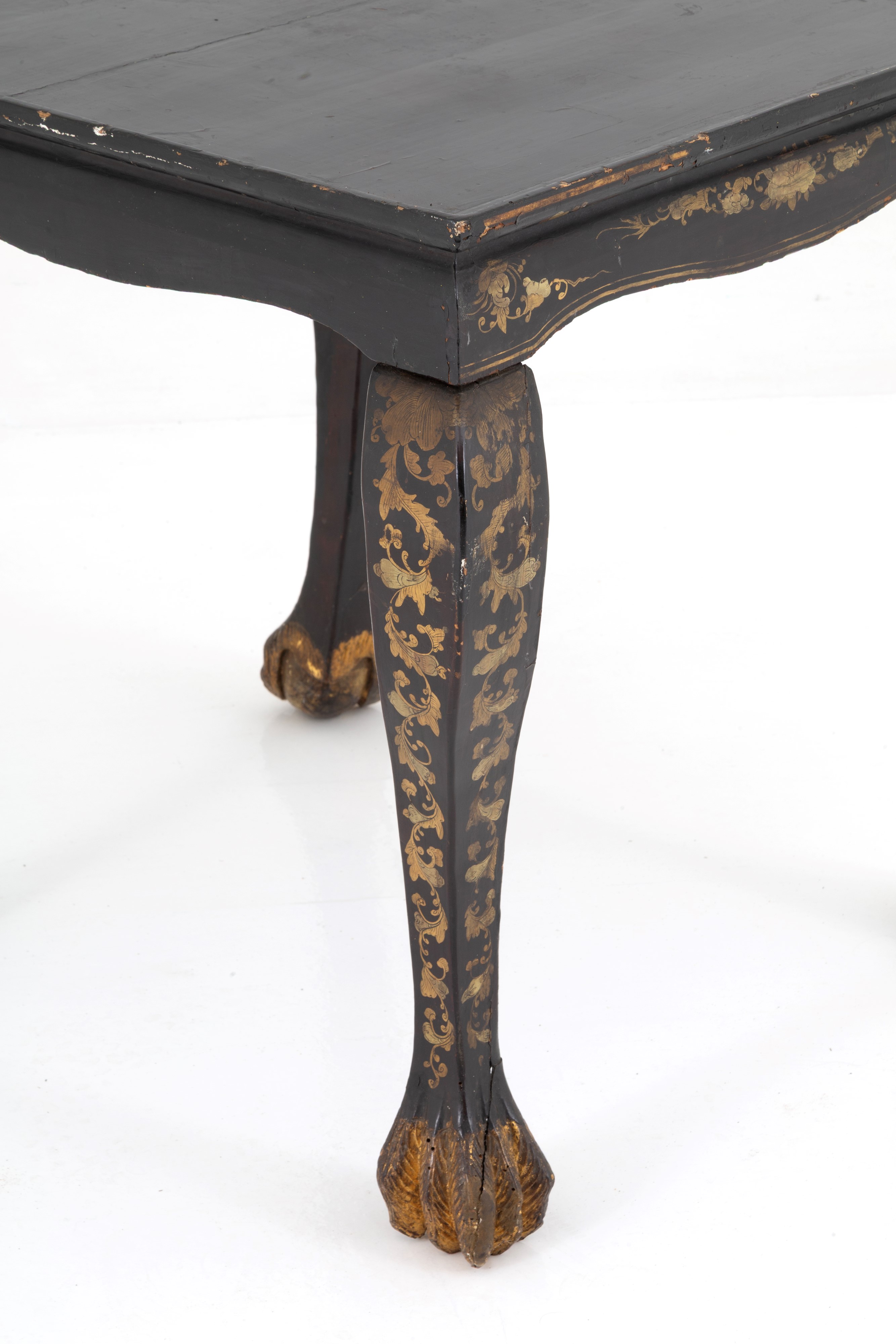 Tavolino laccato e dorato