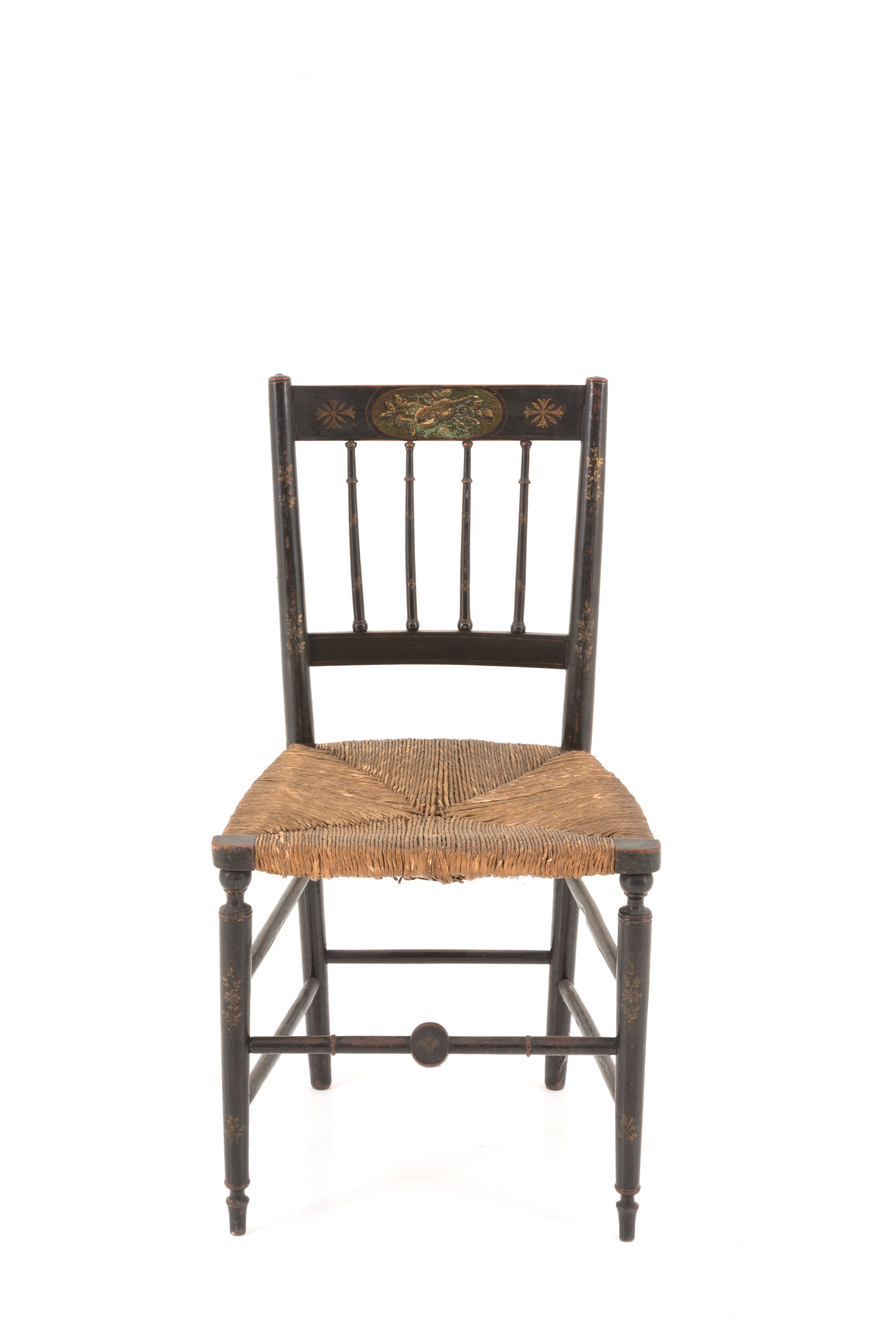 Una poltrona e cinque sedie laccate