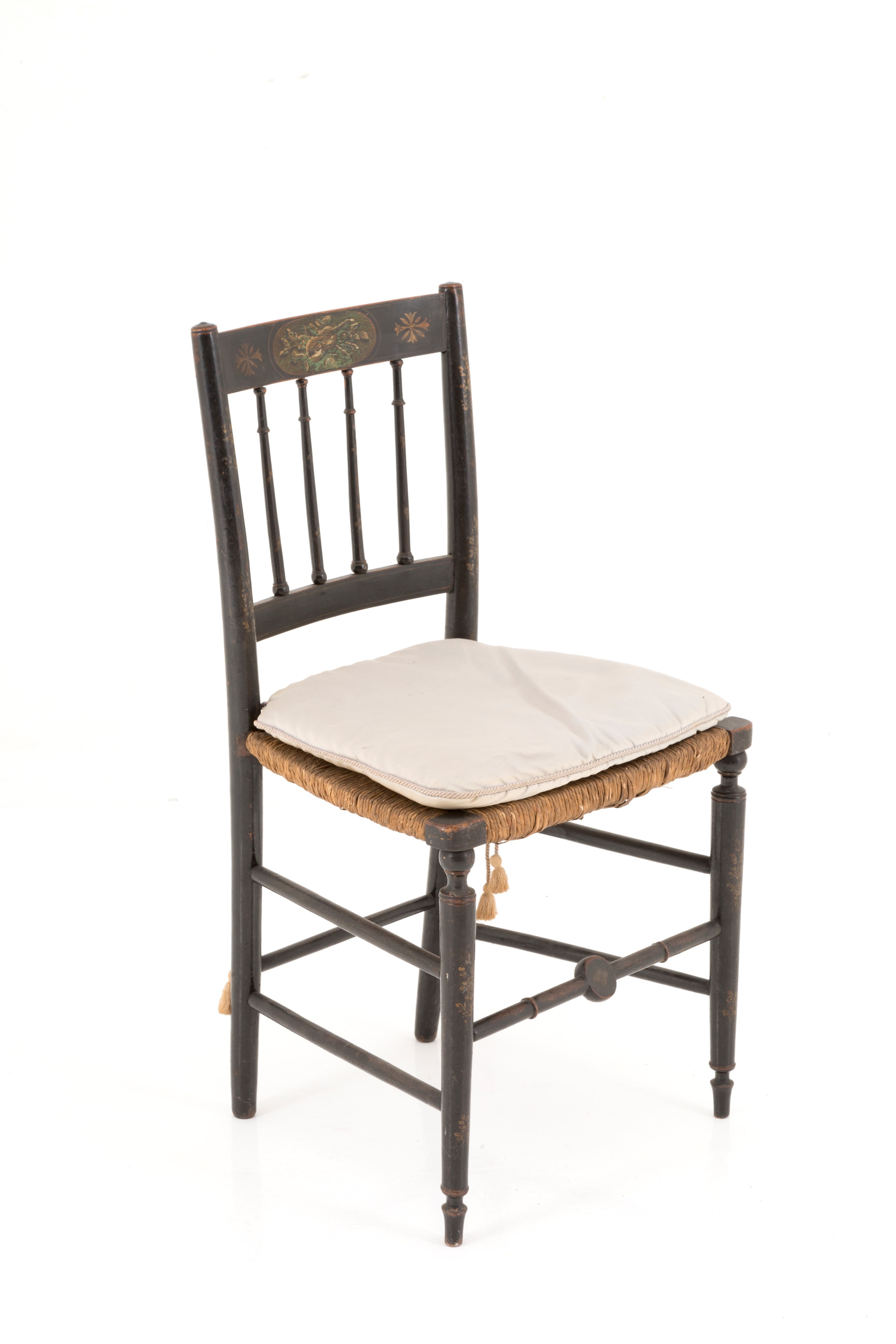 Una poltrona e cinque sedie laccate