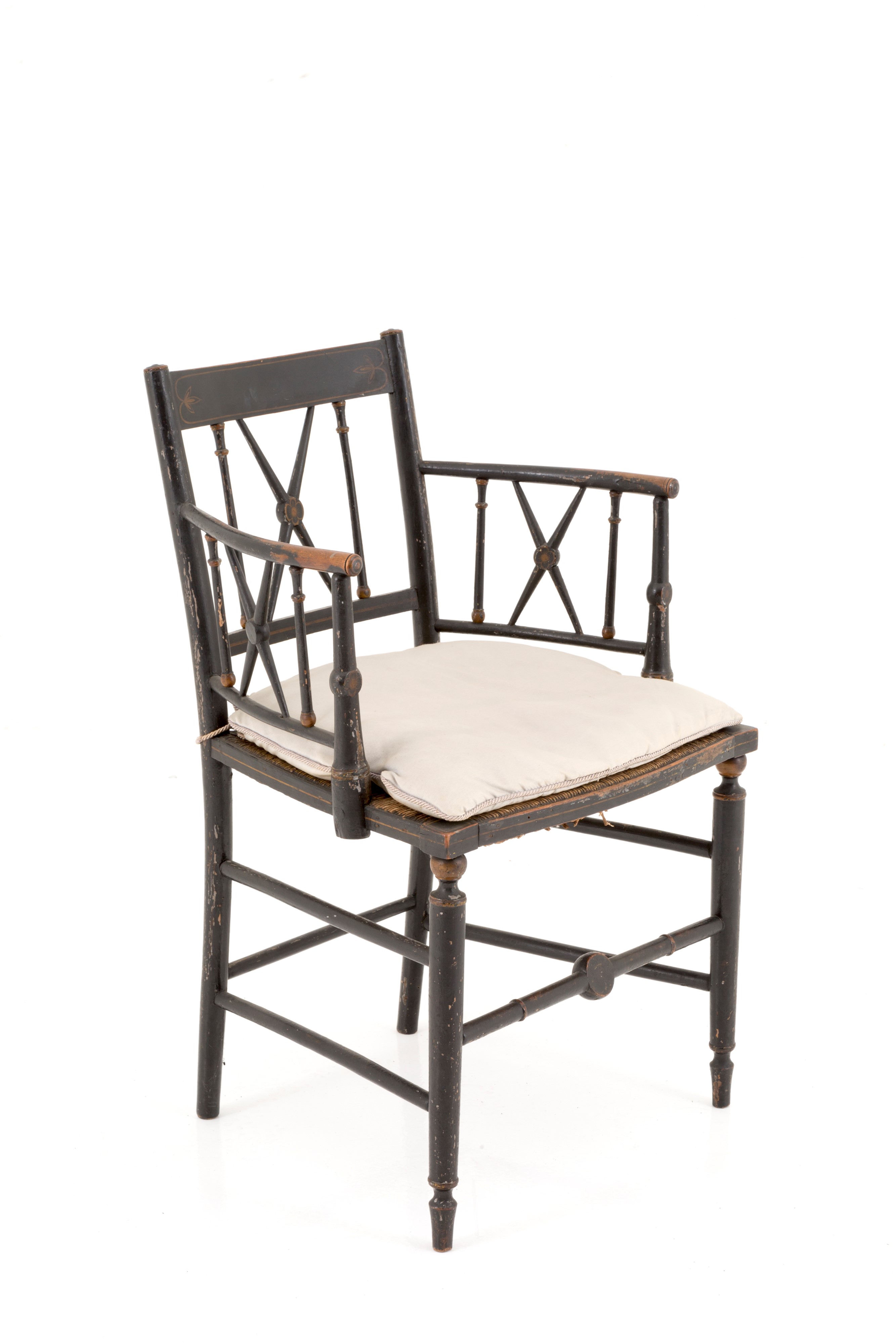 Una poltrona e cinque sedie laccate