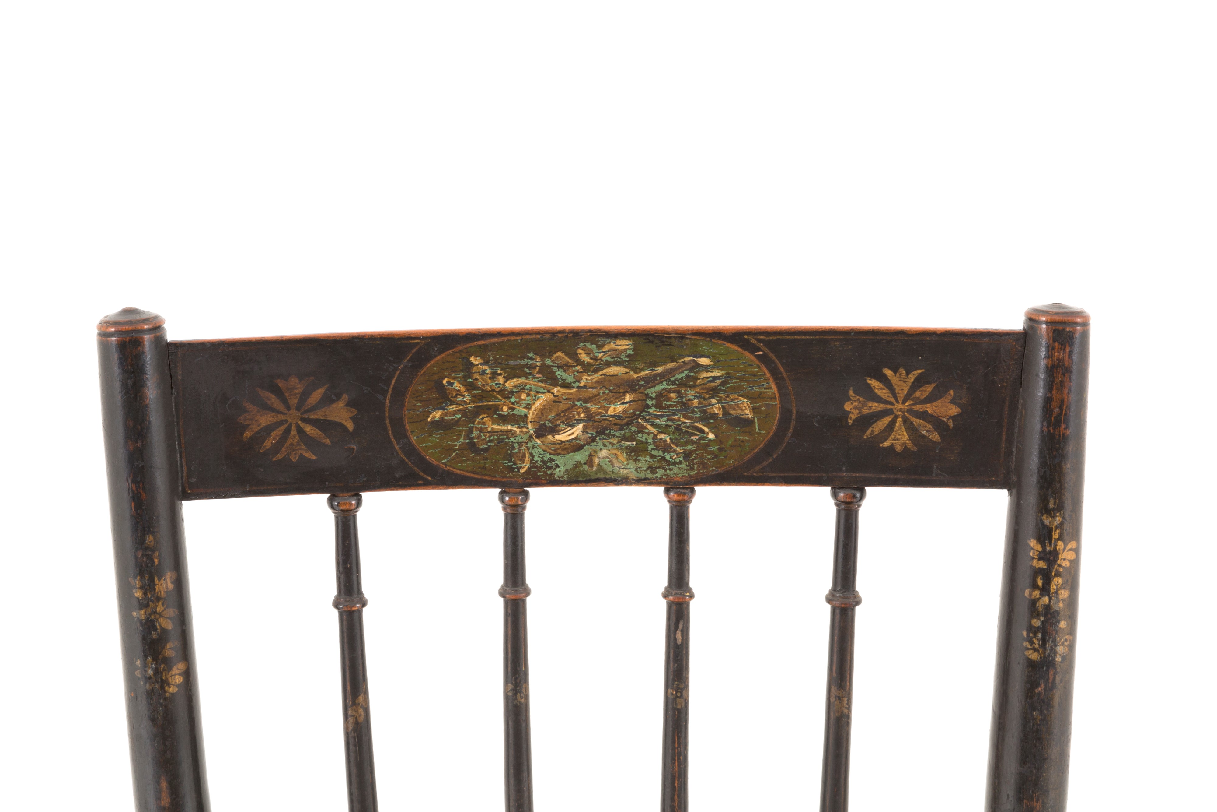 Una poltrona e cinque sedie laccate