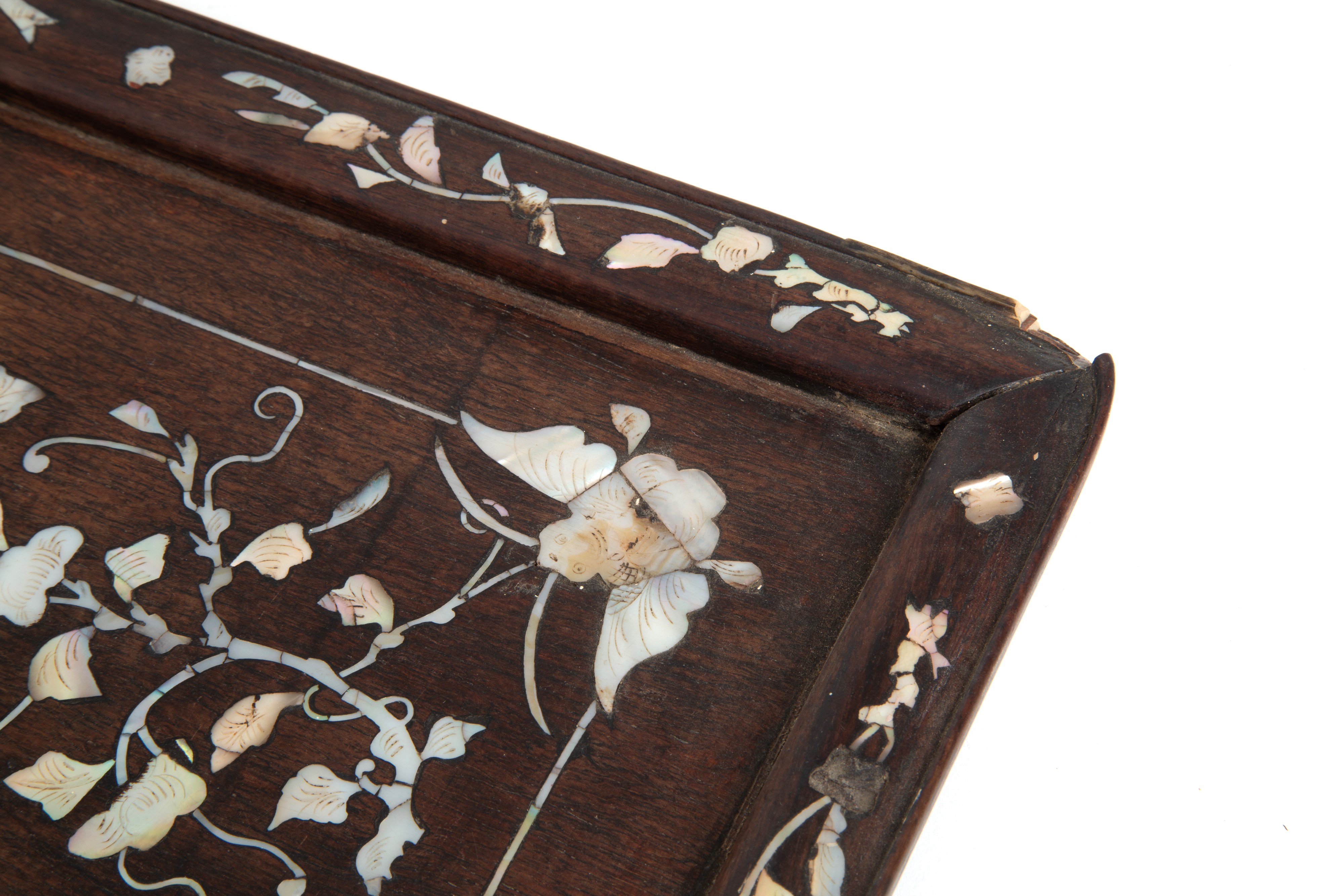 Vassoio intarsiato in madreperla