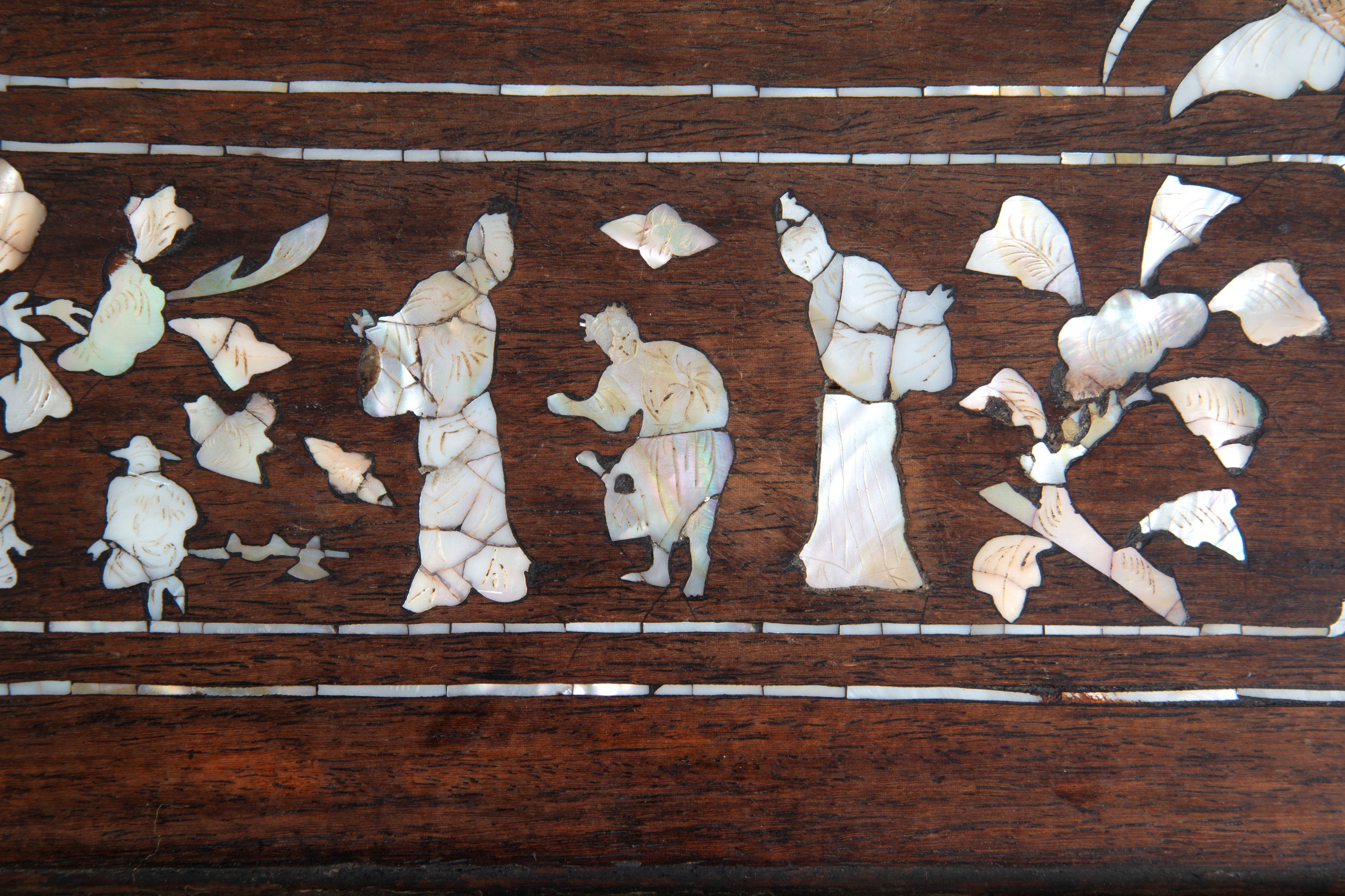 Vassoio intarsiato in madreperla