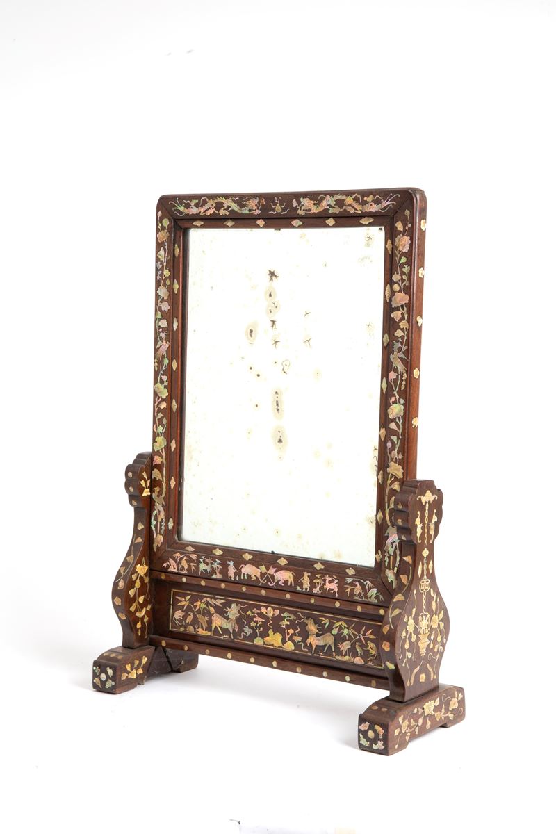 Specchiera intarsiata in madreperla