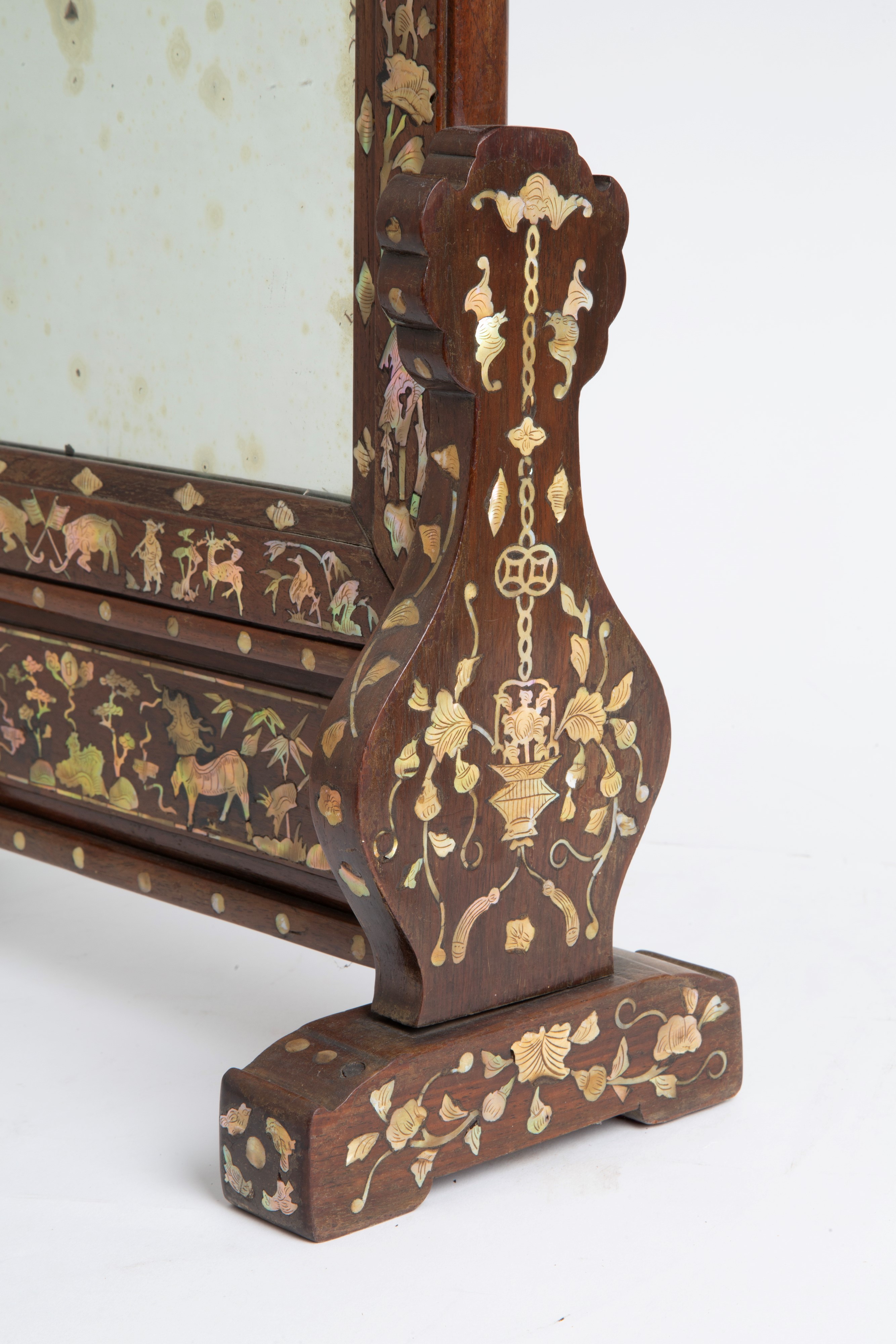 Specchiera intarsiata in madreperla