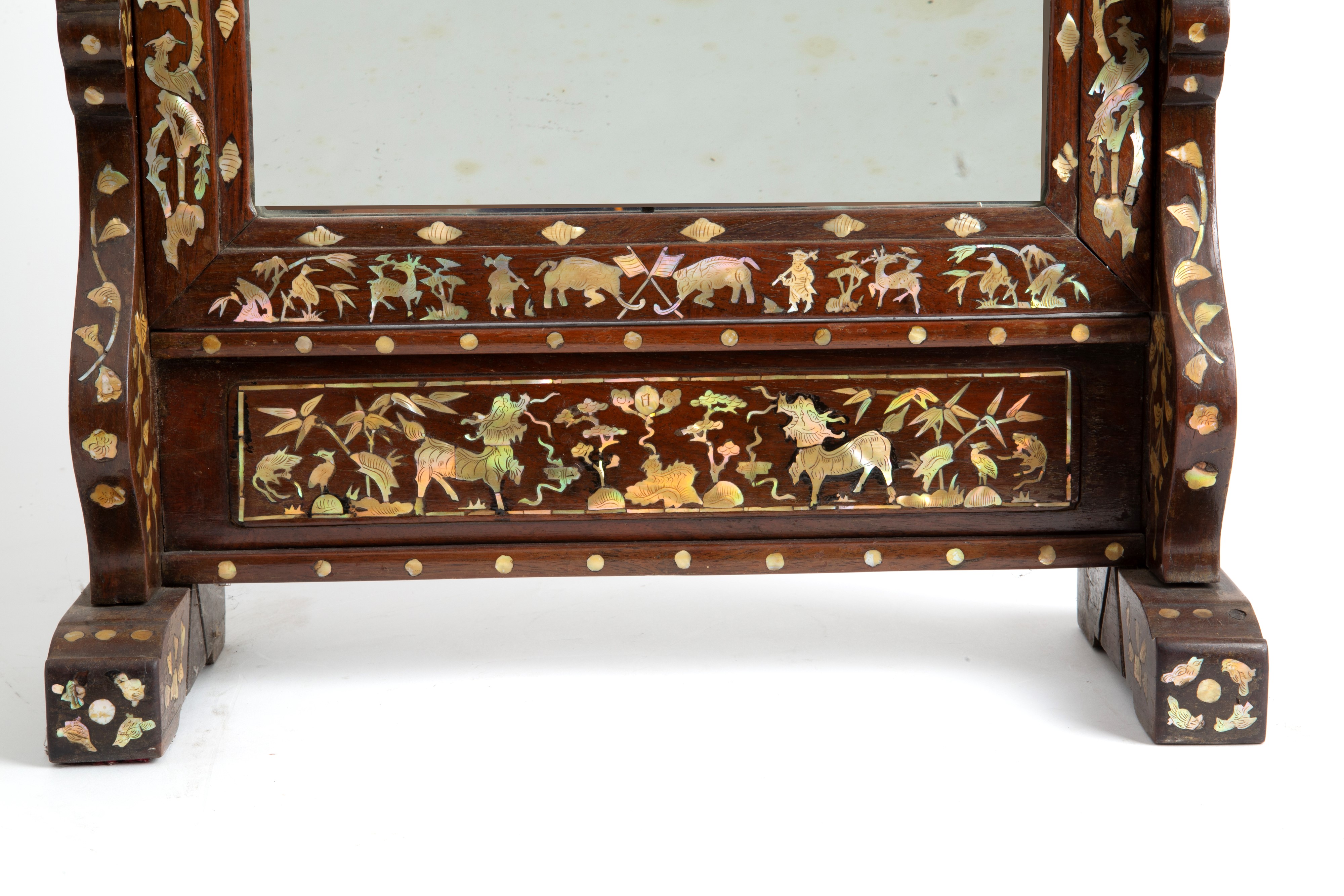 Specchiera intarsiata in madreperla