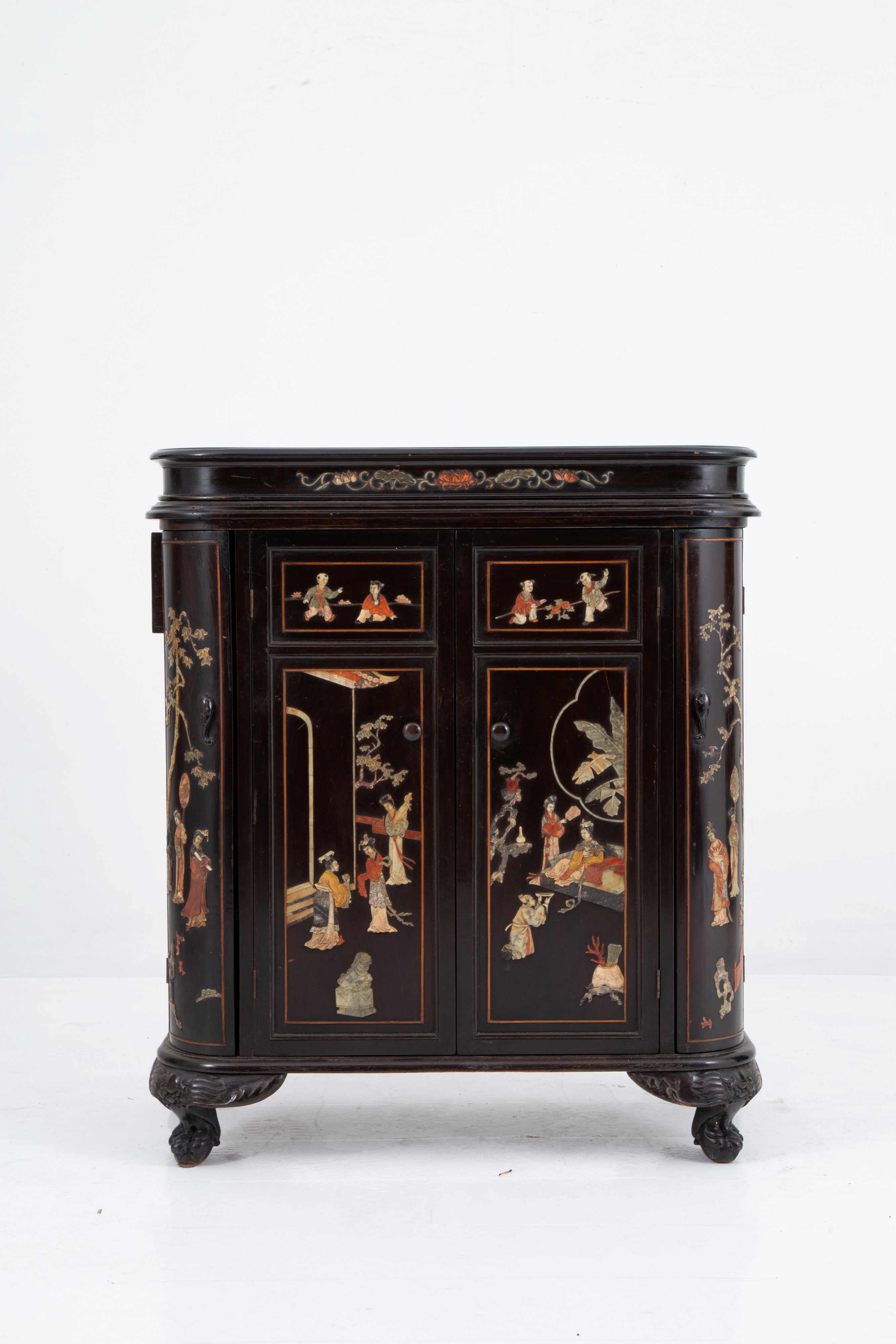 Piccola credenza in legno ebanizzato e pietre dure